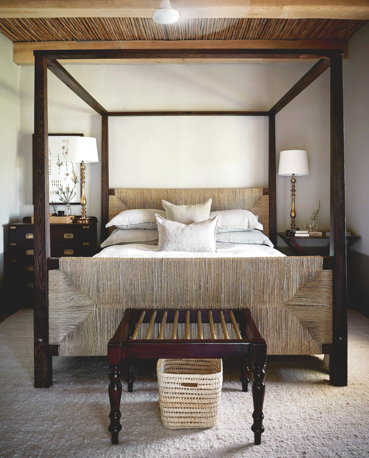 Lijst vol lokale flora. Een elegante combinatie: het glanzende messing, gepolijste hout en frisse beddengoed met natuurlijkematerialen als riet, zeegras en wol. Soortgelijk hemelbed Maisons du Monde. Soortgelijke kandelaars Zara Home. vtwonen landelijk 02-2025 | Styling Luanne Toms | Fotografie Elsa Young | Tekstbewerking Mirjam Rosema-Verhulst