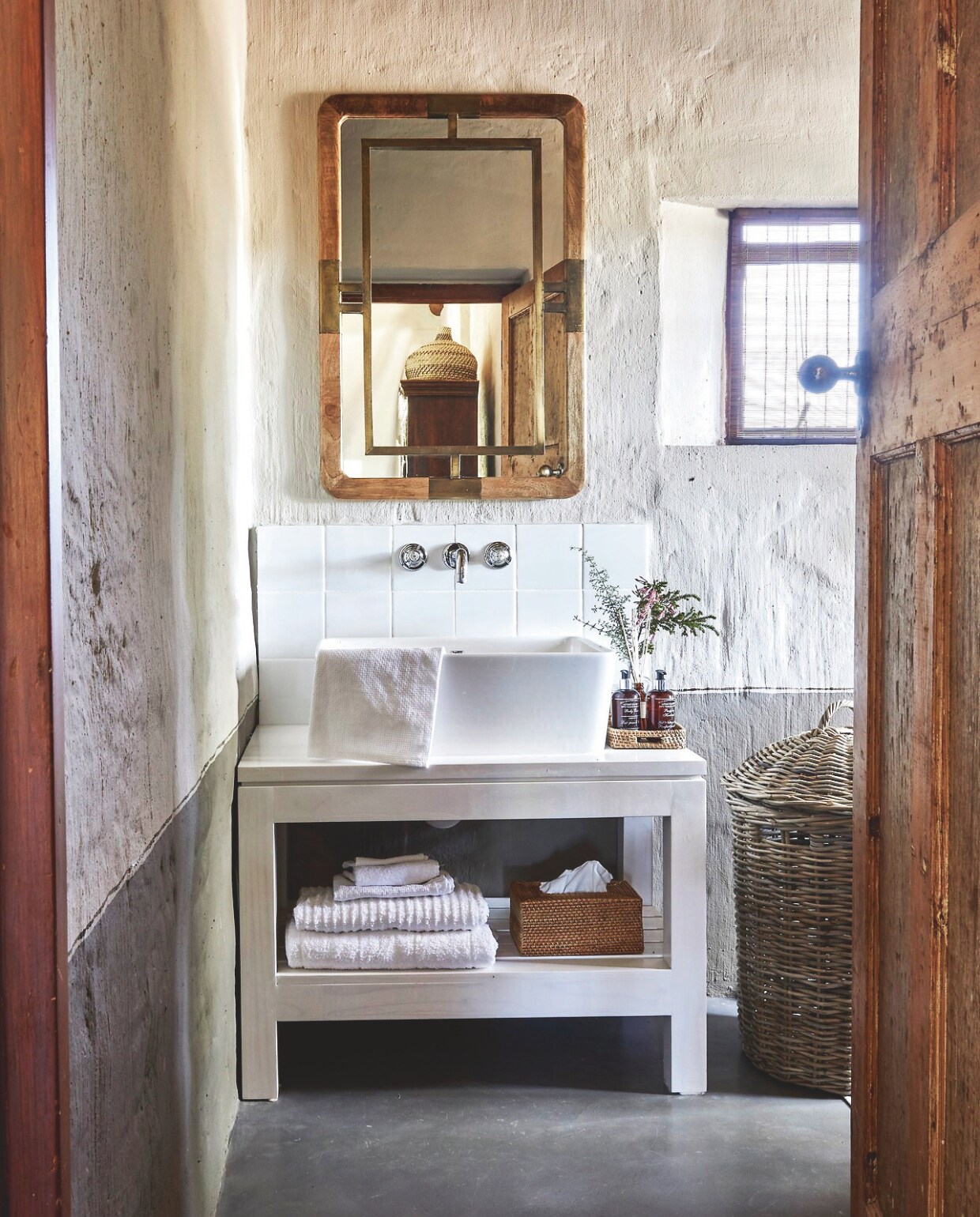 Soortgelijke spiegel Burbri antiek. Rotan doos Bol. vtwonen landelijk 02-2025 | Styling Luanne Toms | Fotografie Elsa Young | Tekstbewerking Mirjam Rosema-Verhulst