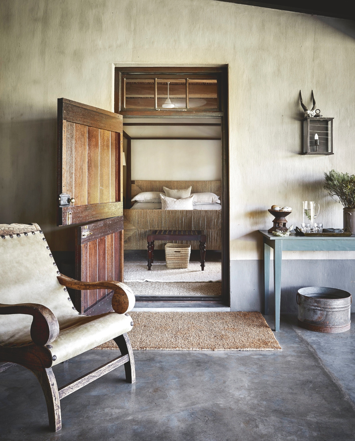 De slaapkamers komen uit op de diepe centrale veranda met traditionele staldeuren. Soortgelijke deuren Barnwood. vtwonen landelijk 02-2025 | Styling Luanne Toms | Fotografie Elsa Young | Tekstbewerking Mirjam Rosema-Verhulst
