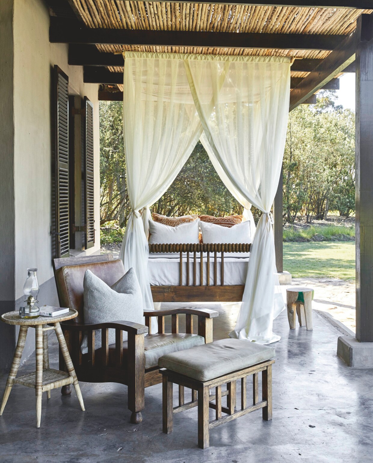 Het grote vintageligbed is opgemaakt met delicate stoffen, soortgelijk House in Style. Alles in hetweloverwogen palet van natuurlijke, aardse tinten. vtwonen landelijk 02-2025 | Styling Luanne Toms | Fotografie Elsa Young | Tekstbewerking Mirjam Rosema-Verhulst