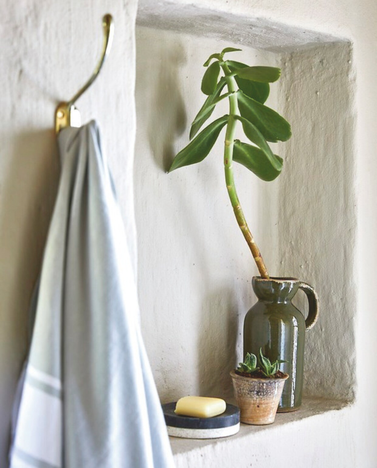 Beige betonnen muur, overig privebezit. vtwonen landelijk 02-2025 | Styling Luanne Toms | Fotografie Elsa Young | Tekstbewerking Mirjam Rosema-Verhulst