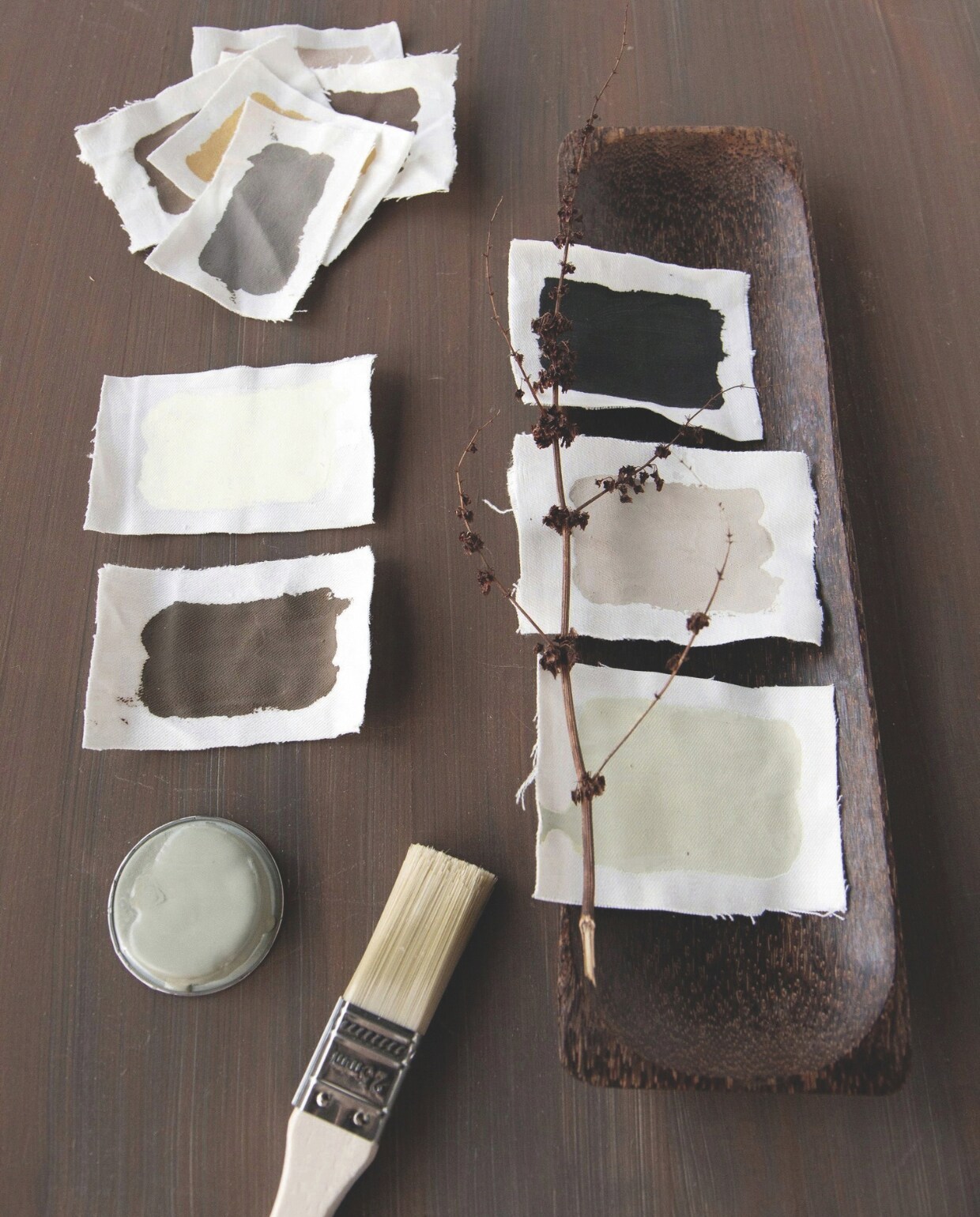 Black Truffle (pure-original.com), Silent White Pale (littlegreene.nl), Ashes (pure-original.com), As(cartecolori.nl), Portland Stone Pale (littlegreene.nl). vtwonen landelijk 02-2025 | Styling Luanne Toms | Fotografie Elsa Young | Tekstbewerking Mirjam Rosema-Verhulst