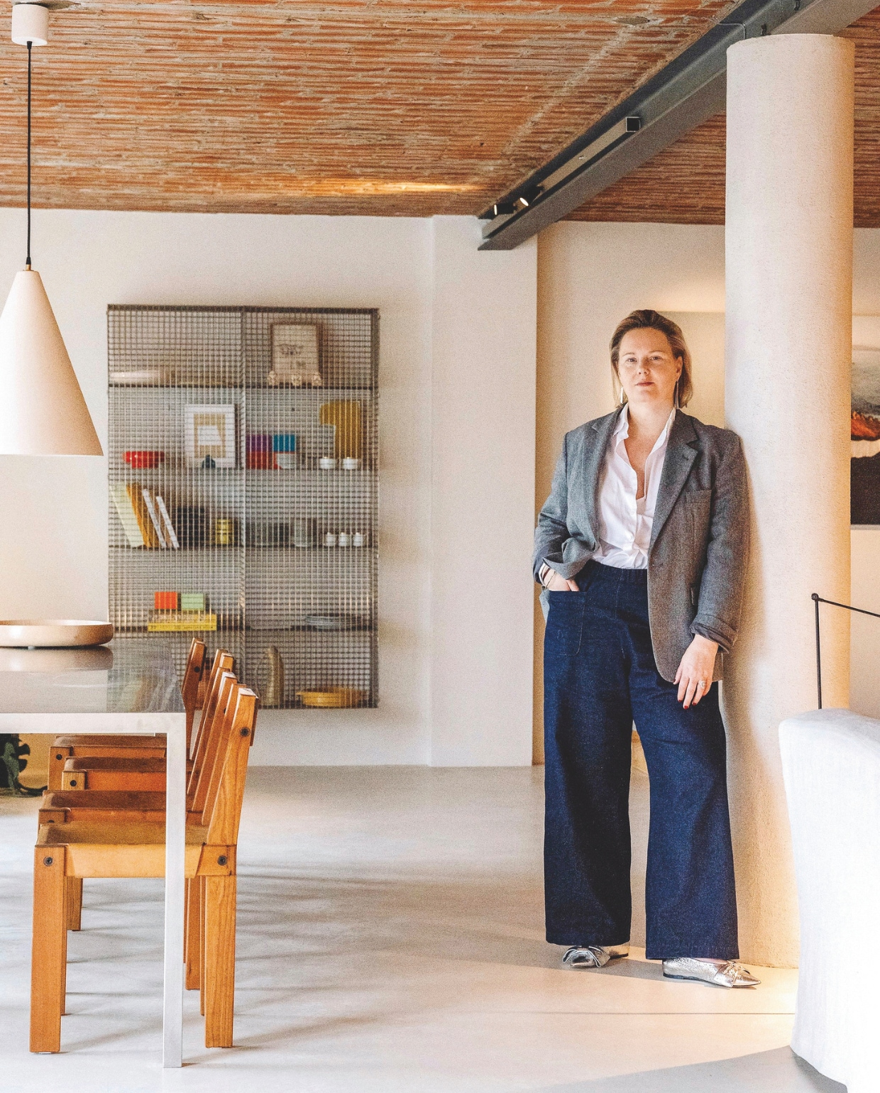 Omdat het plafond uit oranje baksteen heel bepalend is, hield Geraldine het overige kleurpalet bewust bescheiden. Stijlvol Wonen 03-2025 | Fotografie Stie De Neve | Tekst Maya Toebat