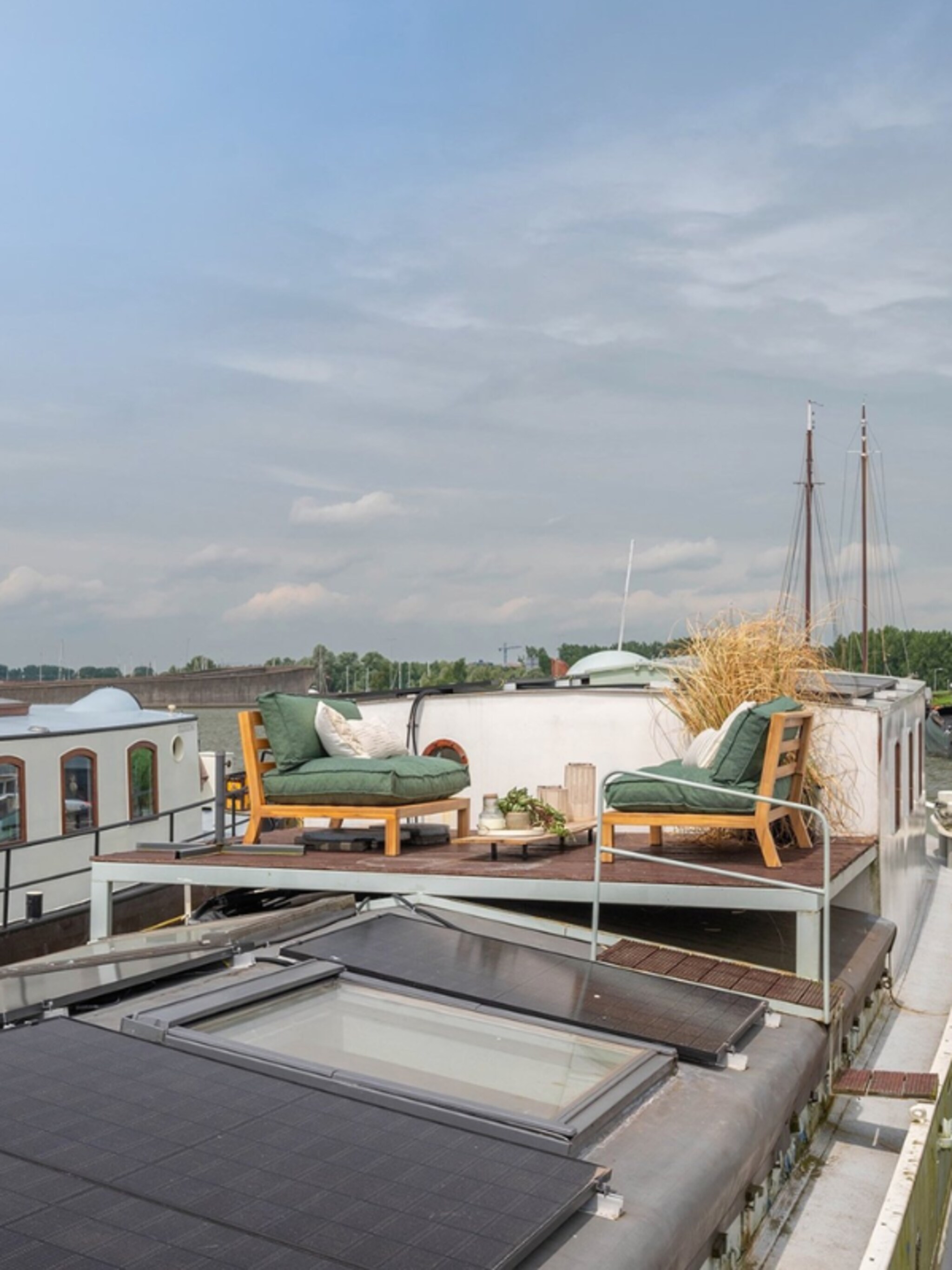 woonschip met terras en fijn uitzicht