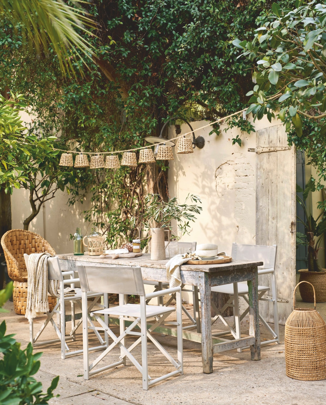 Stoel Director, aluminium en stof in Dust, 56x49x81 cm (bxdxh) € 99,99.m.m.v.: nordal.dk (gevlochten stoel, servies, theedoek), Iblaursen.nl (gevlochten lampion)madamstoltz.nl (gevlochten plantenpot, plaid, lichtsnoer, houten schaal, glazen fles met riet, snijplank). Overig privébezit. vtwonen landelijk 03-2025 | Styling Cleo Scheulderman | Fotografie Jeroen van der Spek