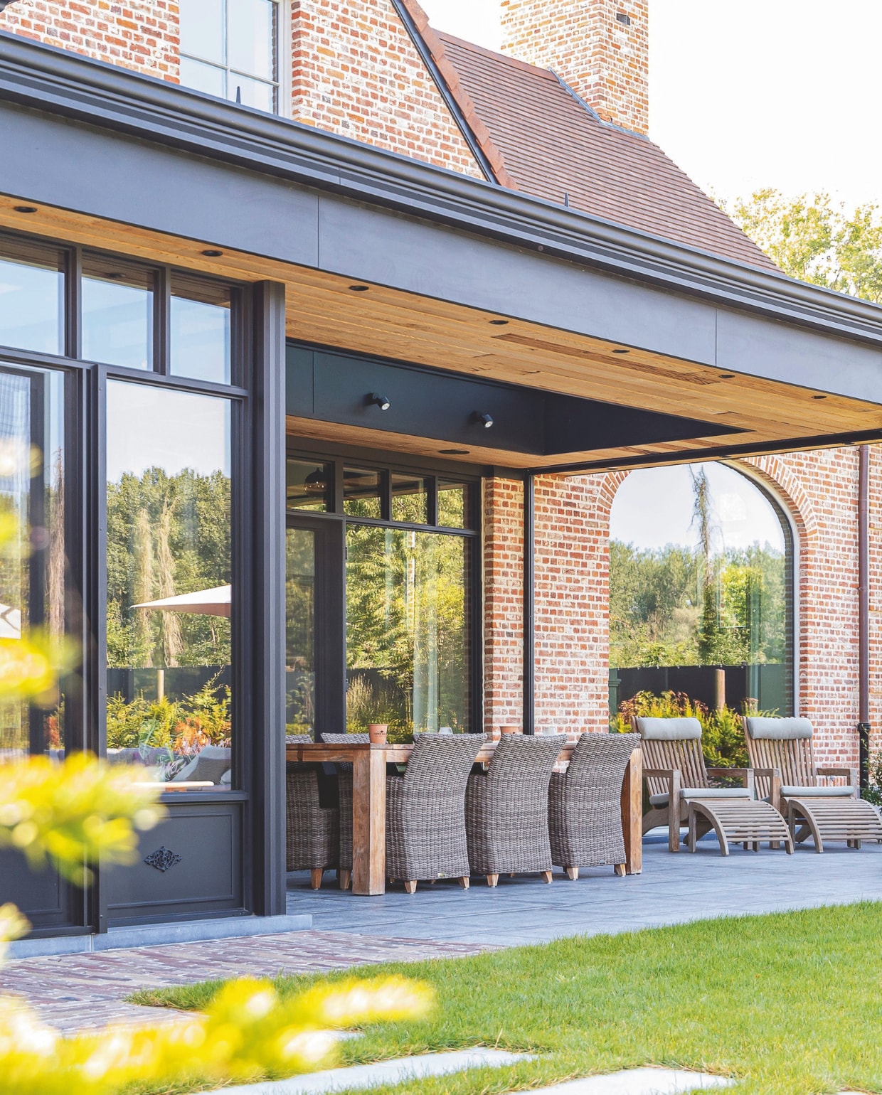 Veranda met aluminium frame, in diverse kleuren, prijs op aanvraag (allseasonsverandas.be). Overig onbekend. vtwonen Landelijk 02-2025 | beeld All Seasons Veranda’s