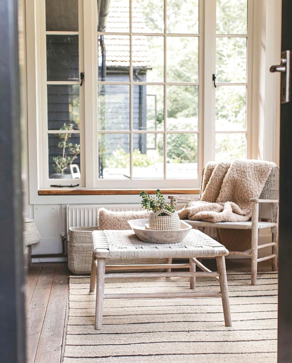 Handgemaakte salontafel Kibo, witgekalkt mangohout en natuurlijk touw, 100x70x40 cm (bxdxh) € 279,95 (gathered-living.com). Overig onbekend. vtwonen Landelijk 02-2025 | Beeld Gathered Living