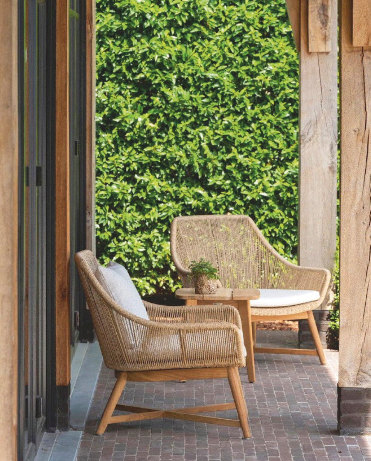 Loungestoelen Borgo van Bristol à la carte, teakhout en wicker, 77x80x80 cm (bxdxh), exclusief kussens, set van 2€ 1798,- (exterioo.nl). Overig onbekend. vtwonen Landelijk 02-2025 | Beeld Exterioo
