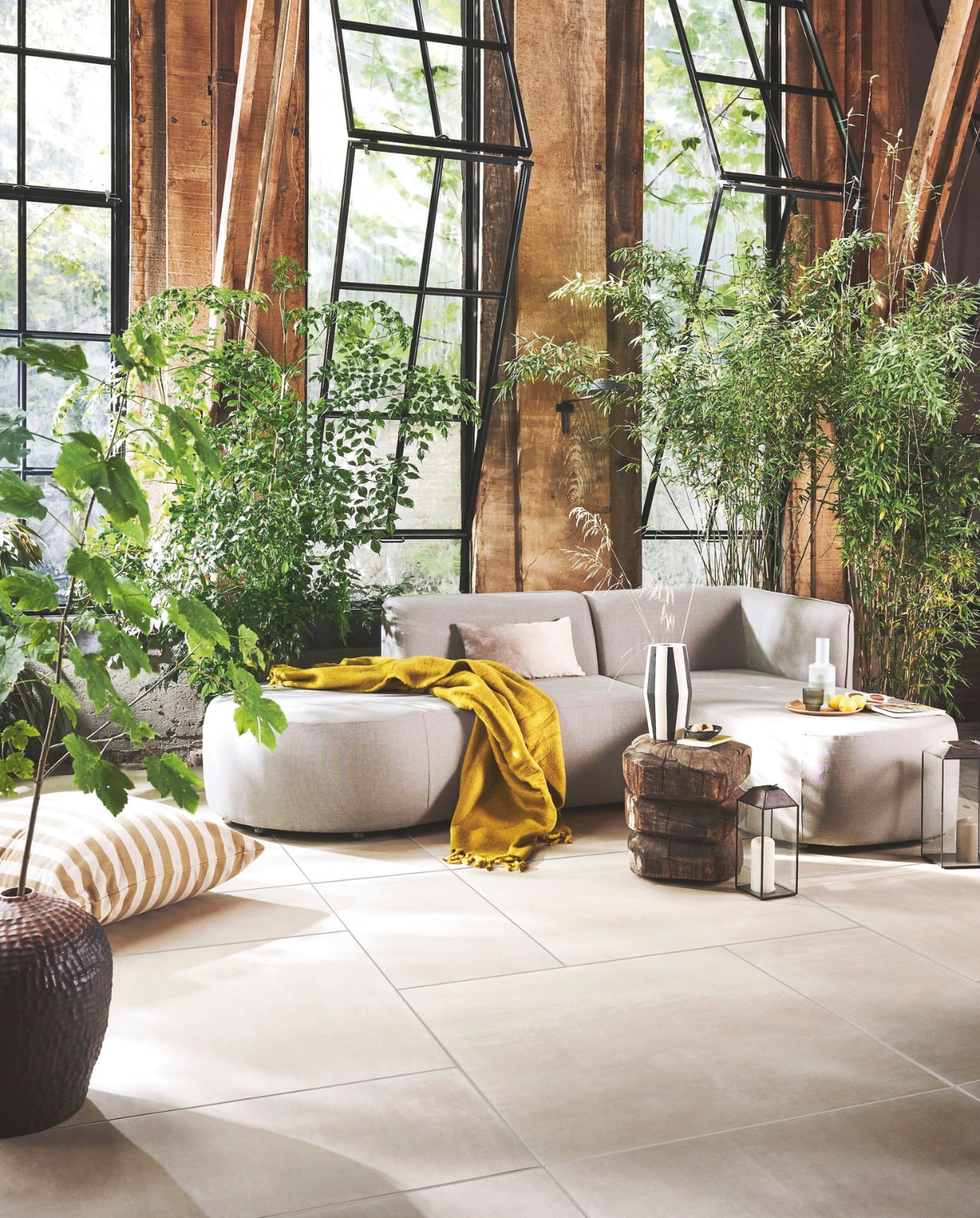 Tuintegel Form in Sand, 45x90 cm, en Beige in 90x90 cm, beide per m² € 82,50.M.m.v. fonq.nl (loungebank Chios van Exotan, karaf Ferm Living), zarahome.com (gestreept kussen, windlichten, dienblad, ombre kussenhoes, vaas), hm.com (plaid). Overig privébezit. vtwonen 03-2025 | styling Sanne Ketelaar | fotografie Sjoerd Eickmans