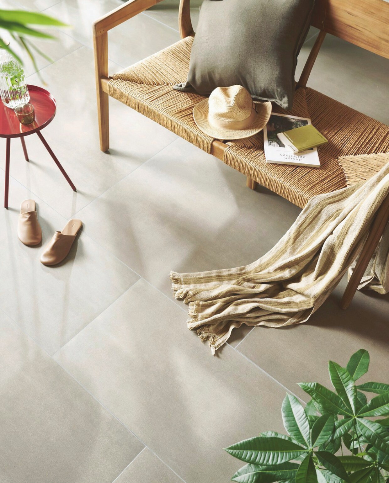 Tuintegel Form in Clay 90x90 cm en Taupe 45x90 cm, per m² € 82,50. M.m.v. shop.vtwonen.nl (tuinbank Chena van Exotan), zarahome.com (deken, pantoffels, glas, kan), hm.com (bijzettafel, kussenhoes), hatland.nl (hoed). Overig privébezit. vtwonen 03-2025 | styling Sanne Ketelaar | fotografie Sjoerd Eickmans