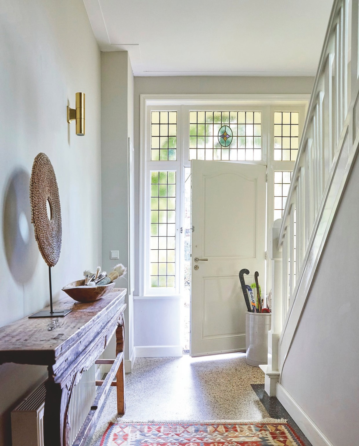 Originele granito-vloer. Kleed uit Turkije. Antieke Chinese sidetable. wandlampen Yoko van Casa Gitane. Houtwerk kleur Ral 9010. Muurverf Skimming Stone van Farrow &amp; Ball. vtwonen Landelijk 02-2025 | Styling Marianne Luning | Fotografie Tjitske van Leeuwen | Tekst Renate Wilms
