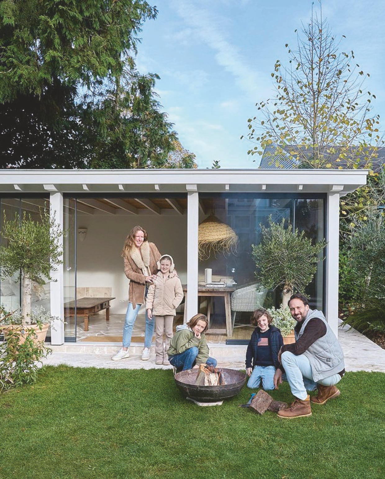 Evita, Annabelle, Rijk, Maurits en Wouter voor de serre met de woonkeuken. Serre naar eigen ontwerp, gebouwd door Jordie Otten Klussenbedrijf. Vloer van travertin flagstones van Meisjes van Steen. vtwonen Landelijk 02-2025 | Styling Marianne Luning | Fotografie Tjitske van Leeuwen | Tekst Renate Wilms