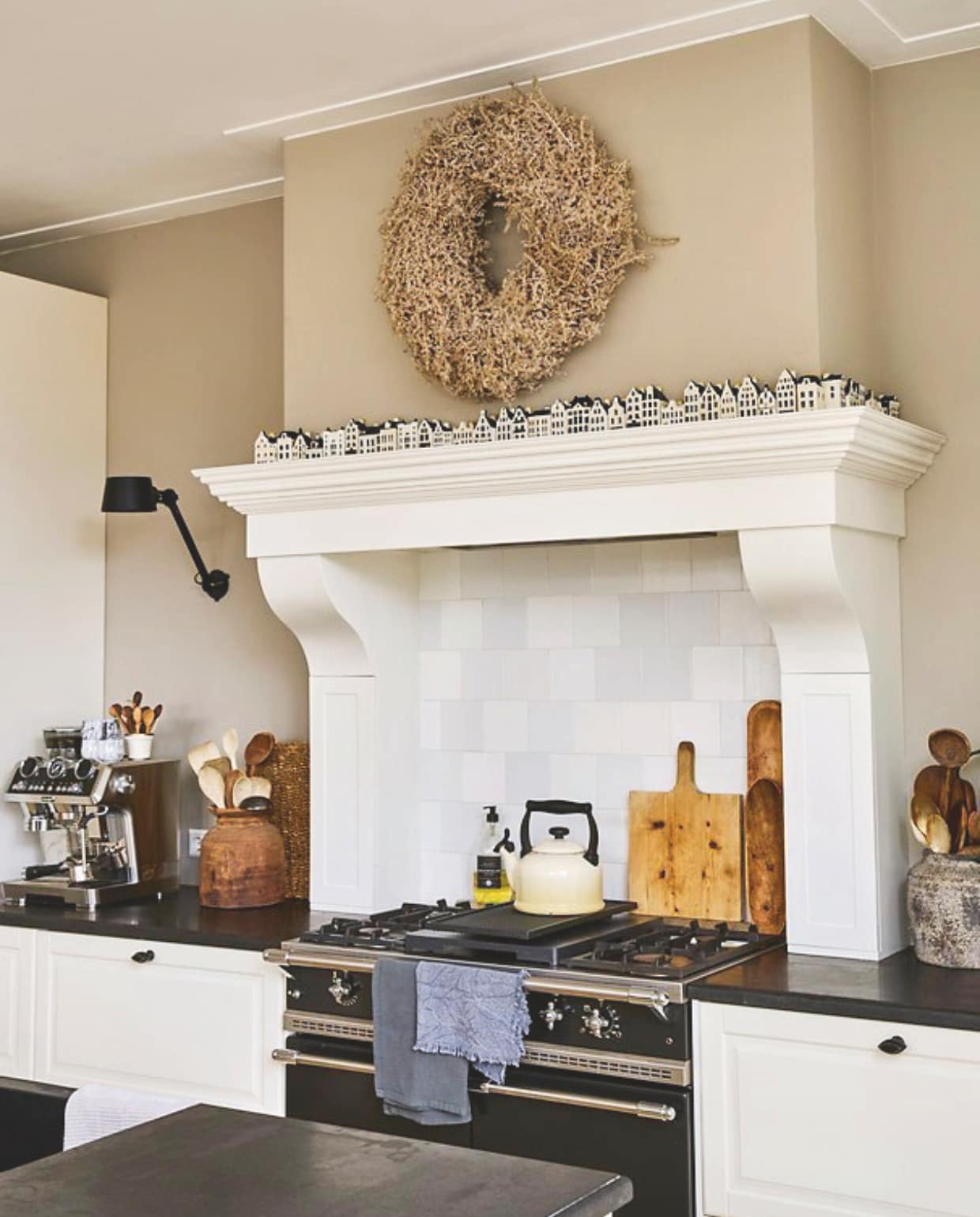 Houten maatwerk schouw naar oud landelijk model. Koffiemachine Delonghi.Waterketel Le Creuset,Theedoeken Dille &amp; Kamille. vtwonen Landelijk 02-2025 | Styling Marianne Luning | Fotografie Tjitske van Leeuwen | Tekst Renate Wilms