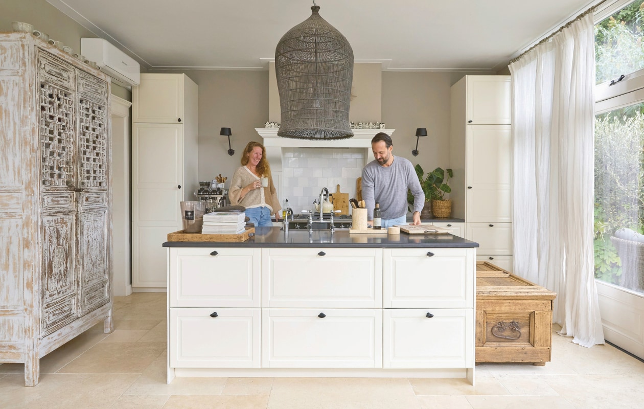 Handgrepen Nijhof. Friese witjes Jan van IJken Oude Bouwmaterialen. Kranen Heritageen Quooker. Wandlampen Tonone. Kist Koningsdagmarkt.Travertin accessoires Meisjes van Steen.  Indonesische kast ooit gekocht bij een groothandel. vtwonen Landelijk 02-2025 | Styling Marianne Luning | Fotografie Tjitske van Leeuwen | Tekst Renate Wilms
