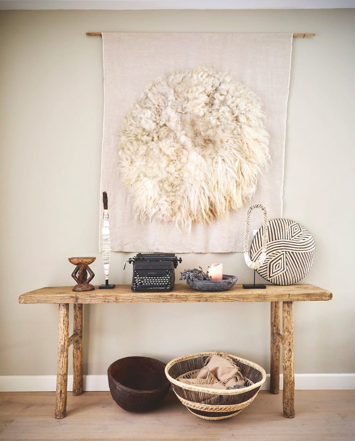 Muurverf Shaded White van Farrow &amp; Ball. Parketvloer van brede eiken planken vtwonen. Wandkleed Halona vtwonen Landelijk 02-2025 | Styling Marianne Luning | Fotografie Tjitske van Leeuwen | Tekst Renate Wilms