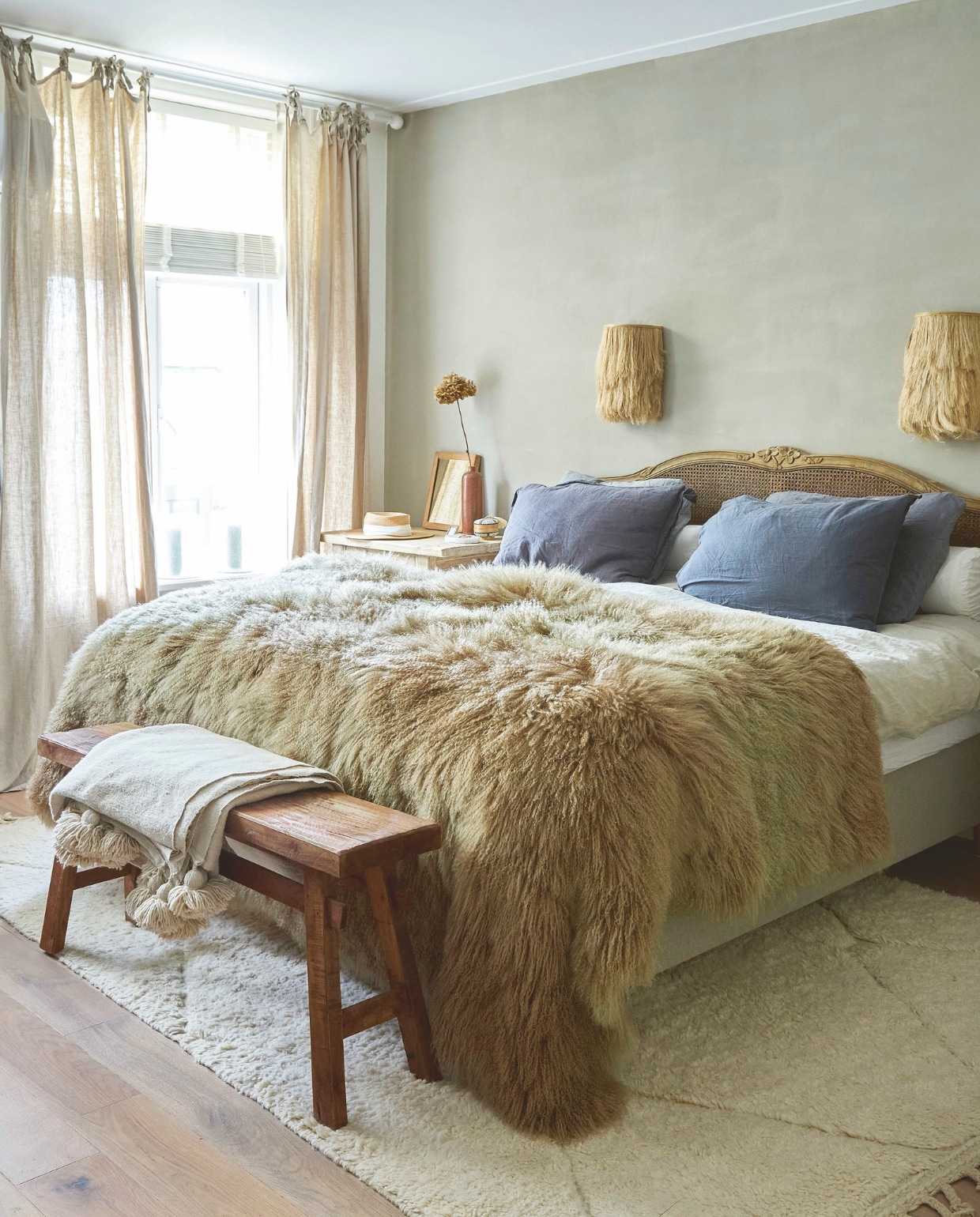 Wollen vloerkleed Zoco Home. Headboard en rol-kussens ML Fabrics. Linnen beddengoed By Mölle en Zara Home. Eiken parketvtwonen. Sidetable en raffia wandlampen viaMeisjes van Steen. vtwonen Landelijk 02-2025 | Styling Marianne Luning | Fotografie Tjitske van Leeuwen | Tekst Renate Wilms
