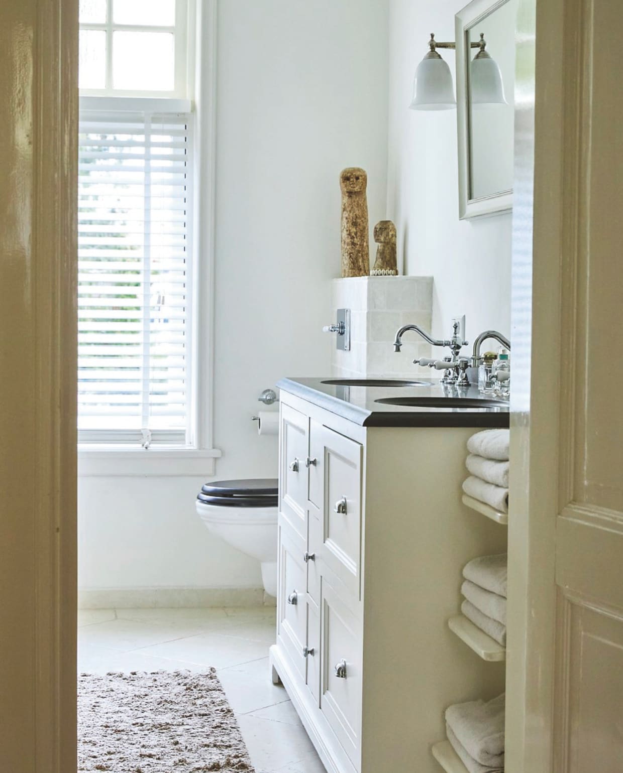 Meubel en sanitair Heritage via Windsor Bathrooms. Wandlamp Eichholtz, kandelaars ’t Achterhuis. vtwonen Landelijk 02-2025 | Styling Marianne Luning | Fotografie Tjitske van Leeuwen | Tekst Renate Wilms