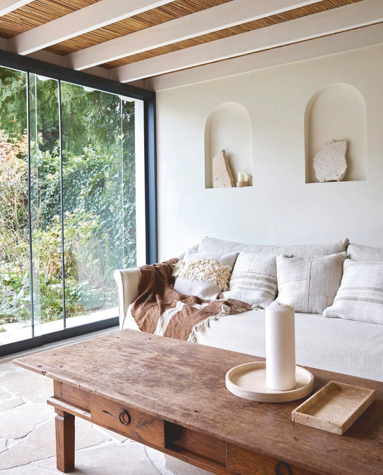 ‘De tuinkamer heb ik zelfontworpen.’ Uitvoering tuinkamer Jordie Otten Klussenbedrijf. Bank Coen Classic L’Autentique, in stof Medina 408 Vano. De salontafel is antiek. vtwonen Landelijk 02-2025 | Styling Marianne Luning | Fotografie Tjitske van Leeuwen | Tekst Renate Wilms
