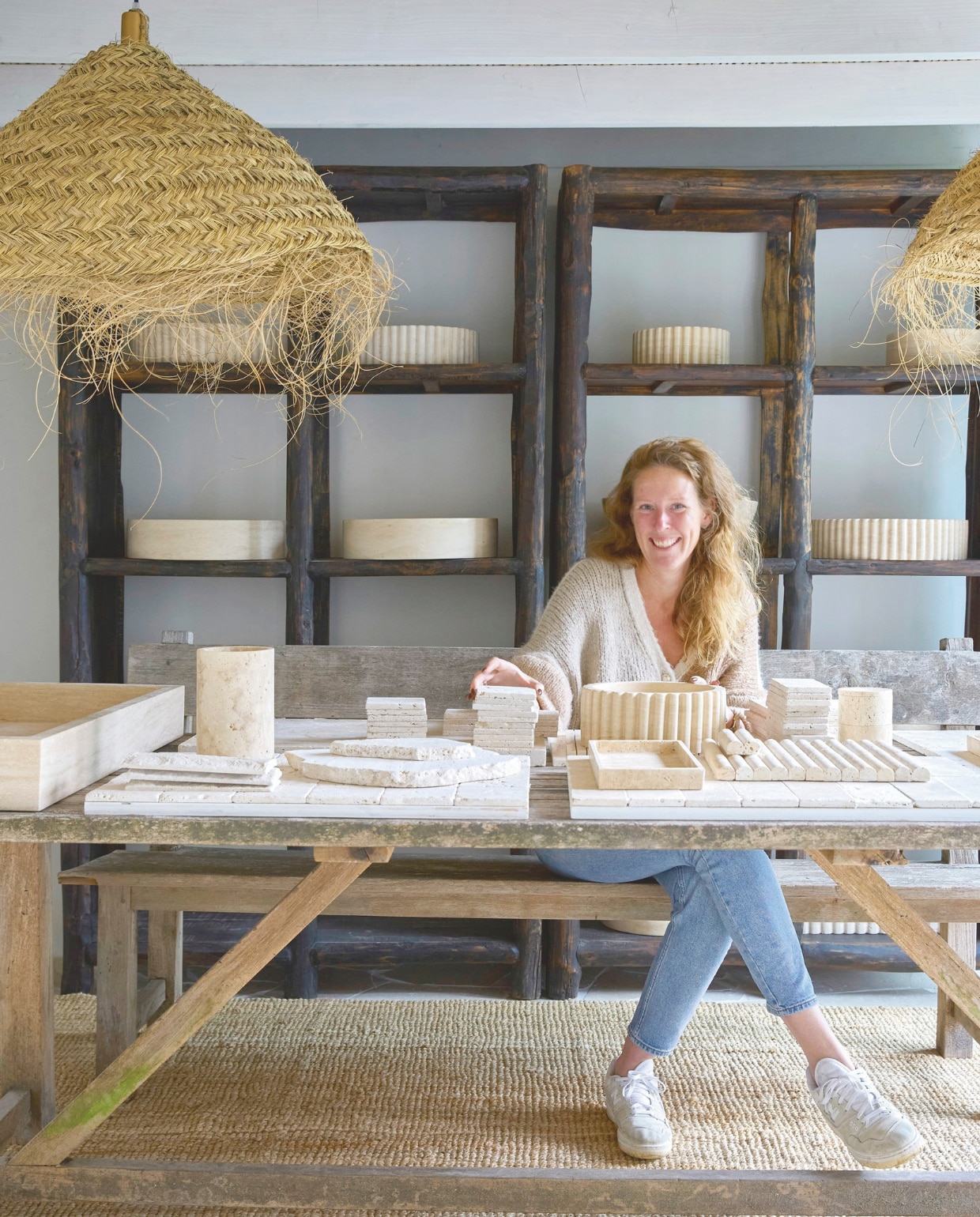 Evita in haar atelier, links van de tuinkamer. Muurverf Reykjavik van We Are Wow Makers. Lampen Zoco Home. Wandkast via Meisjes van Steen. Jutenvloerkleed Rocaflor. vtwonen Landelijk 02-2025 | Styling Marianne Luning | Fotografie Tjitske van Leeuwen | Tekst Renate Wilms