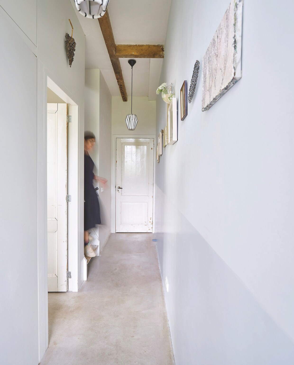 Vloer gevlinderd beton met vloer-verwarming. Muurkleur Bone China Blue Pale van Little Greene. Boven matte muurverf, onder matglans lak. Lampen Kiki van Eijk voor Social Label. Kunstwerken o.a. Han Klinkhamer, Henk Wolvers. vtwonen 03-2025 | fotografie René van der Hulst | tekst Merel van der Lande