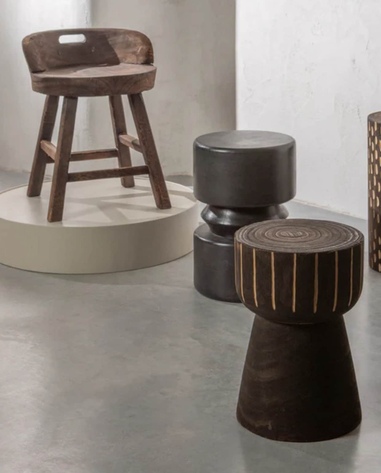 Shop op shop.vtwonen.nl: houten kruk/stoel Rosalie van Woood, 43x57 cm (Øxh) € 149. Overige krukken van Woood onbekend. Woood