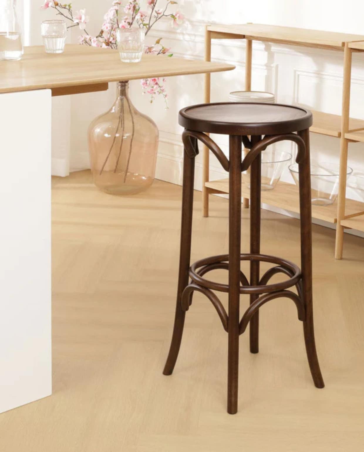 Shop op shop.vtwonen.nl: houten barkruk Carel van Fameg, 83 cm (h) € 210. Fameg