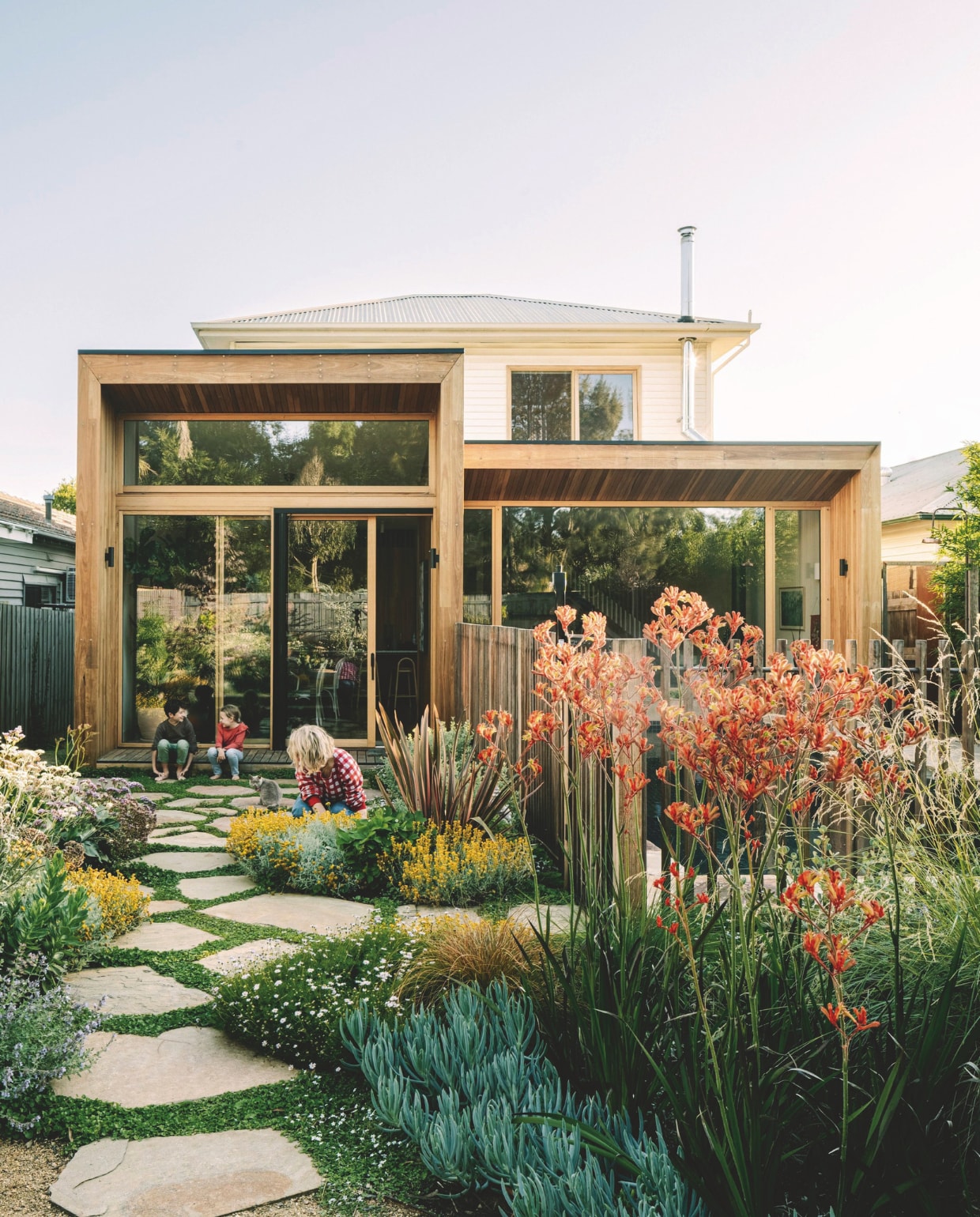 De nieuwe aanbouw aan de achterkant van het huis, ontworpen door Imogen Pullar Architecture, timmerwerk J&amp;RC Builders. Tuinontwerp, bestrating en houten hek rondom zwembad McNuttndorff Landscapes. vtwonen 03-2025 | styling belle hemming | fotografie marnie Hawson | tekst caroline westdijk