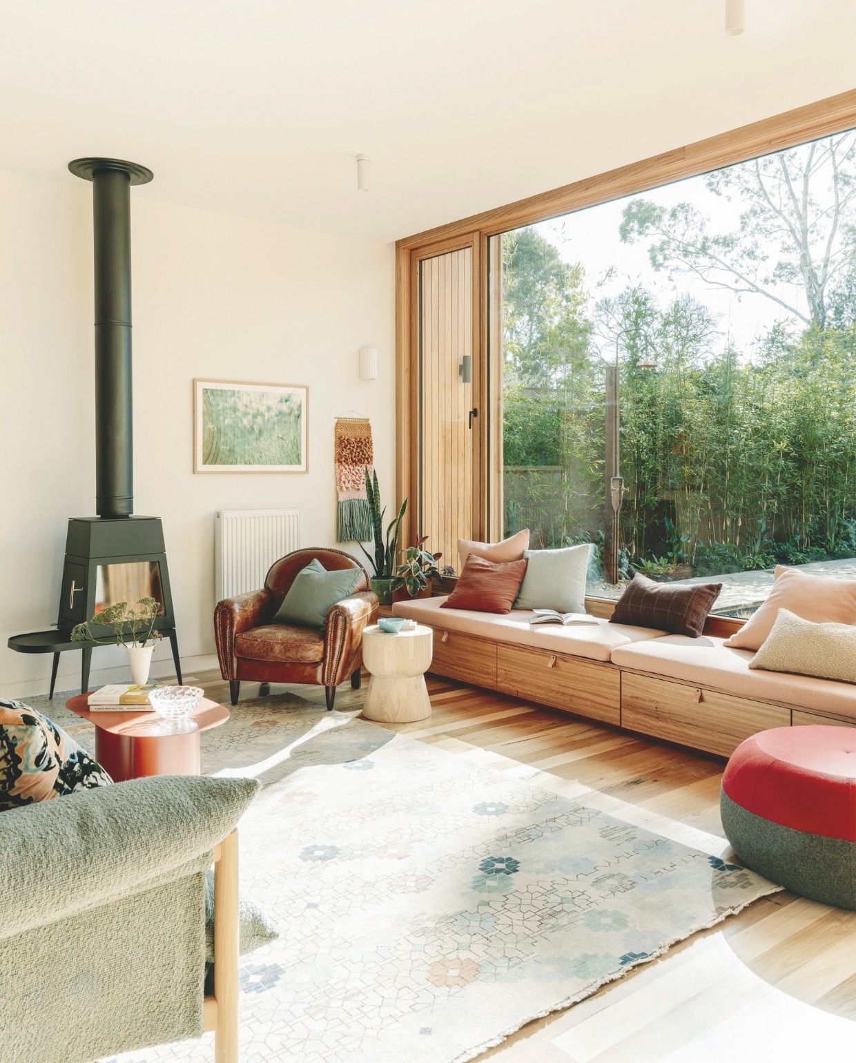 Houtkachel Shaker van Skantherm. Bank Wilfred van Jardan. Ottoman Puku Nui en tafel Sequence van Coco Flip. Leren fauteuil Schots Home Emporium. Vloerkleed Loom Rugs. Wandkleed Maryanne Moodie. Kunstwerk ernaast cadeau gekregen. Maatwerk vensterbank met lades ontworpen door Imogen Pullar Architecture,door J&amp;RC Builders uitgevoerd. Maatwerk bankkussens Vanessa Taranto Interiors. Ramen Binq Windows. Vloer van gerecyclede Australische eik (Eucalyptus obliqua). Muurkleur Natural White van Dulux. vtwonen 03-2025 | styling belle hemming | fotografie marnie Hawson | tekst caroline westdijk