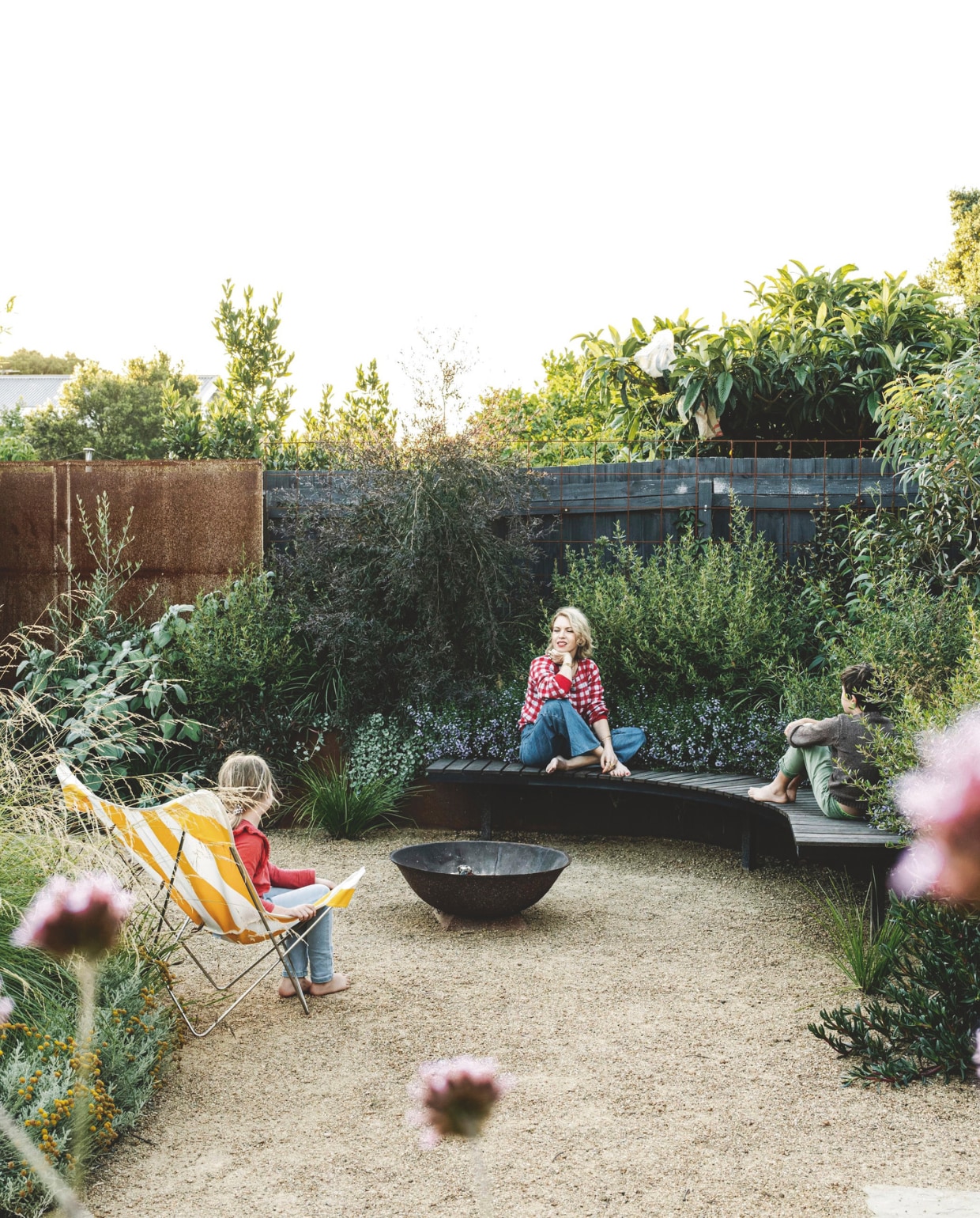 De tuin is ontworpen door McNuttndorff Landscapes. Vlinderstoel Angelucci 20th Century. vtwonen 03-2025 | styling belle hemming | fotografie marnie Hawson | tekst caroline westdijk