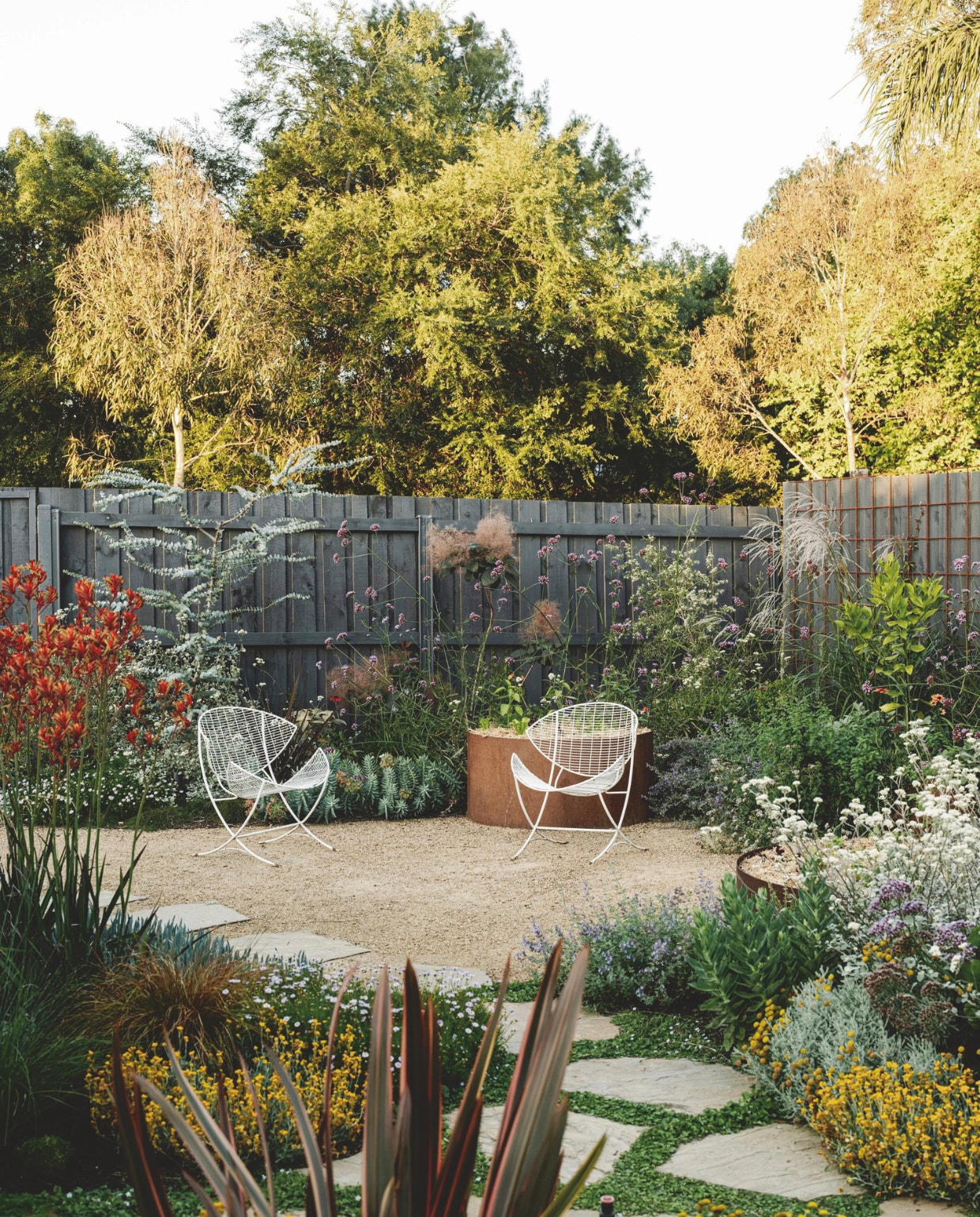 Kylie wilde graag inheemse plantensoorten in haar tuin. Een pad van stenen tegels voert van plek naar plek. Vintage jaren 50-stoelen via eBay. vtwonen 03-2025 | styling belle hemming | fotografie marnie Hawson | tekst caroline westdijk
