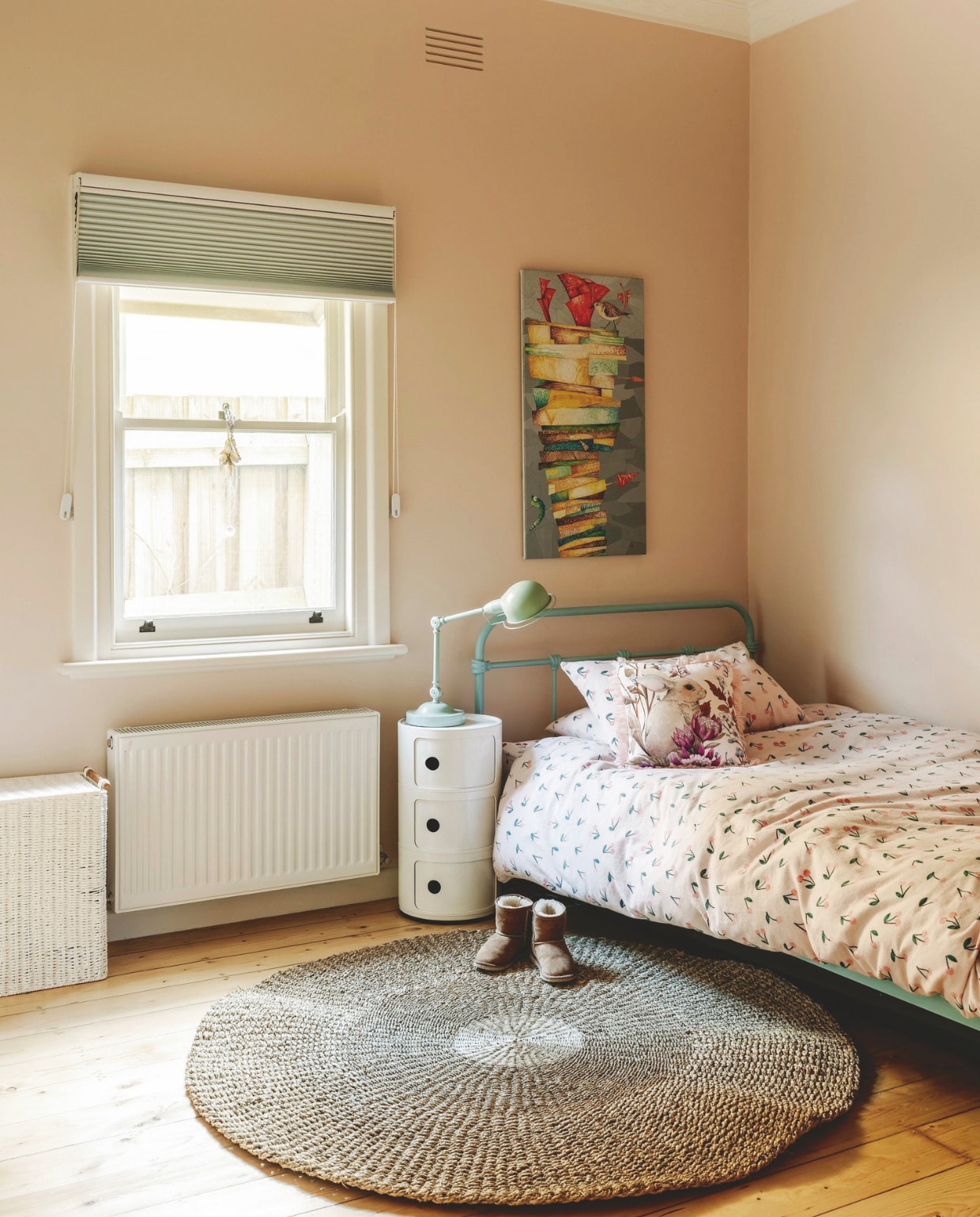 Nachtkastje Kartell. Schilderij gekocht in Trinidad, Cuba. Plisségordijn Vanessa Taranto Interiors. Beddengoed Adairs. Muurverf Ellen Half van Dulux. vtwonen 03-2025 | styling belle hemming | fotografie marnie Hawson | tekst caroline westdijk
