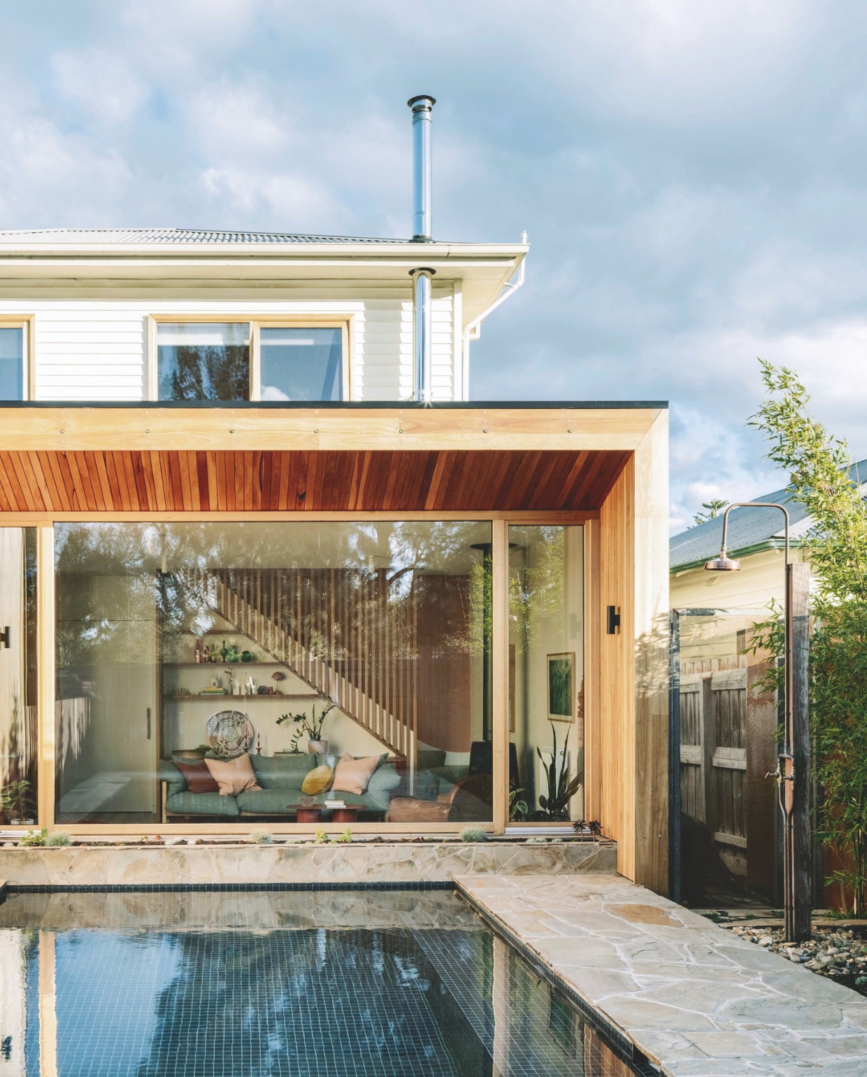 Ontwerp uitbouw Imogen Pullar Architecture, timmerwerk J&amp;RC Builders. Bestrating en hekwerk door McNuttndorff Landscapes. vtwonen 03-2025 | styling belle hemming | fotografie marnie Hawson | tekst caroline westdijk