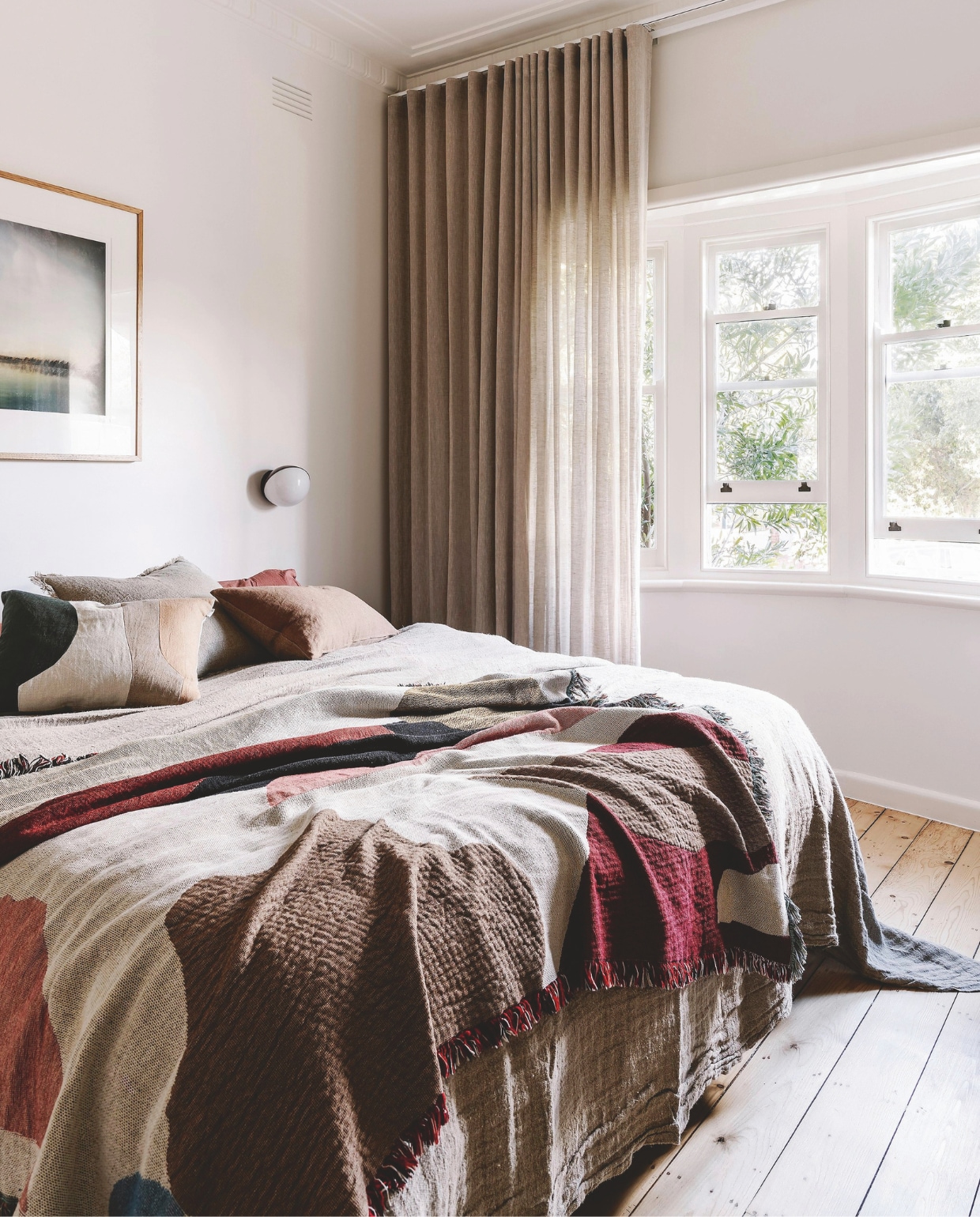 Muurlamp Jolly van Coco Flip. Plaid van Slowdown Studio. Gordijnen Vanessa Taranto Interiors. vtwonen 03-2025 | styling Belle Hemming | fotografie Marnie Hawson | tekst Caroline Westdijk