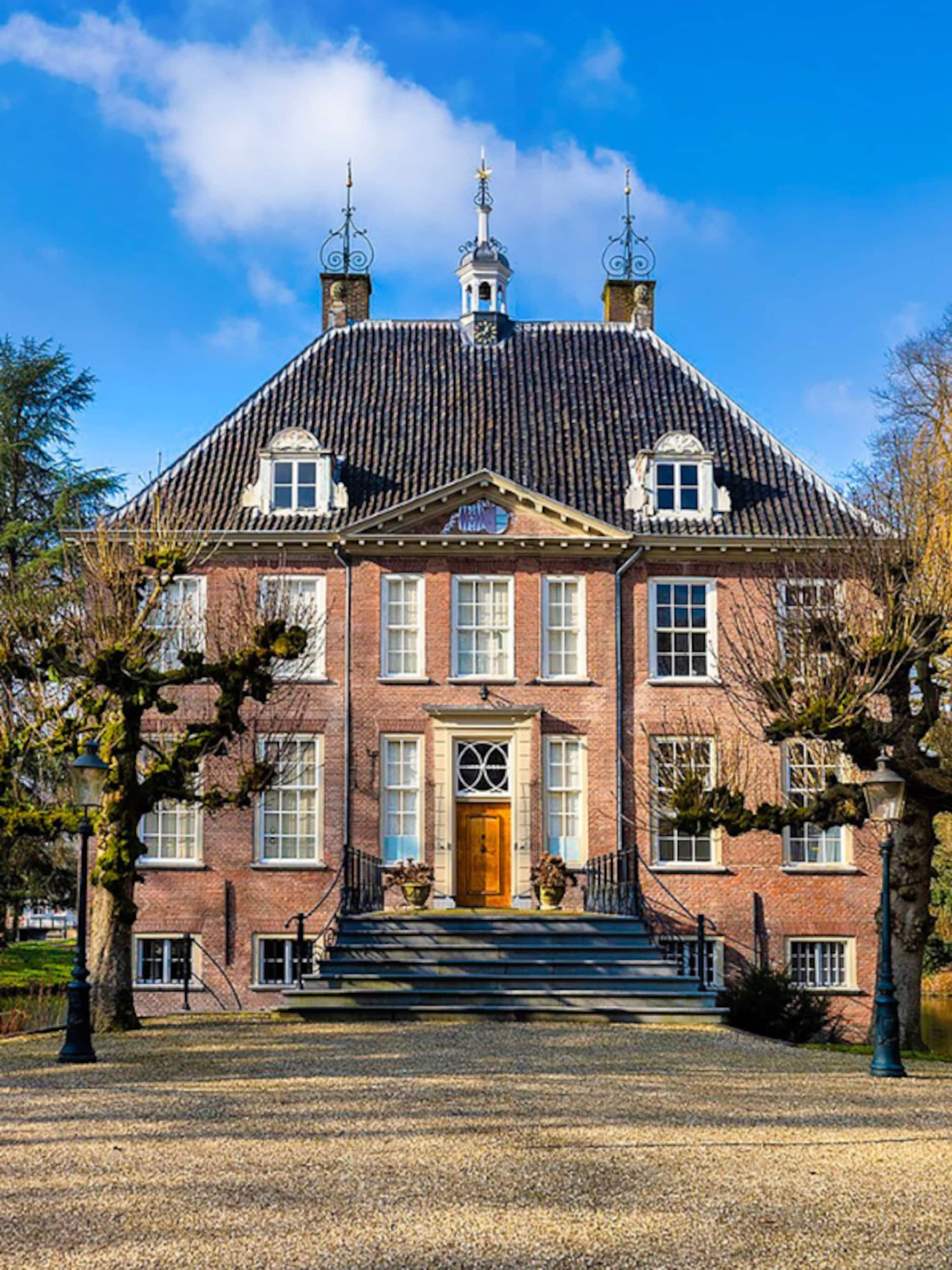 gespot kasteel rijnhuizen met koetshuis park en zelfs een slotgracht