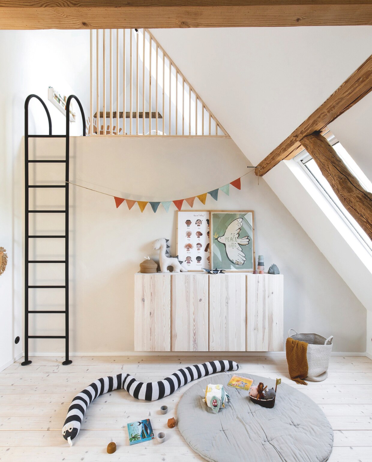 Kast Ivar Ikea, geloogd en gezeept door Anna-Lena. Prints Studio Loco &amp; Mushie. Slang Jotex. Slinger Maileg. Speelkleed Numero74. Speelgoed Maileg, Liewood, Mushie en Loods 5. Trap maatwerk. vtwonen Landelijk 03-2025 | Styling Miriam Hannemann | fotografie André Reuter | tekstbewerking Chris Muyres