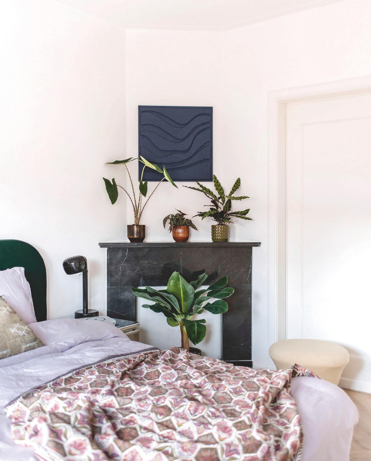 Donkergroen fluwelen bed Matt Sleeps. Beddengoed Essenza. Kussen Loods 5. Spiegelnachtkastje Ikea. Zwarte lamp Fagerhult. Bloempotten op schouw Ranzijn Tuin &amp; Dier. Poef Artifort. vtwonen 03-2025 | fotografie Studio Keeelly | tekst Caroline Westdijk