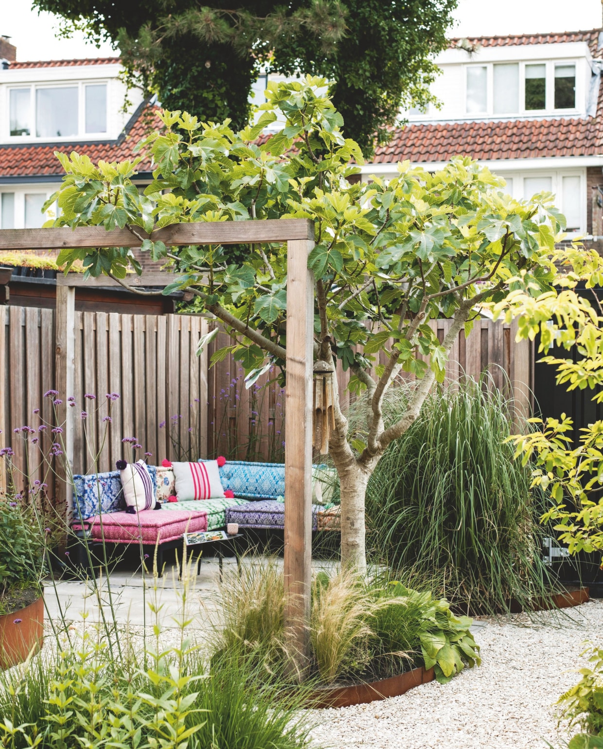 ‘In deze tuin zorgen een krentenboompje en vijg voor verticale accenten, structuur en natuurlijke schaduw. Een pergola met clematis of druivenrank doet met dit hoogtespel mee.’ vtwonen 03-2025 | fotografie Studio Keeelly | tekst Caroline Westdijk