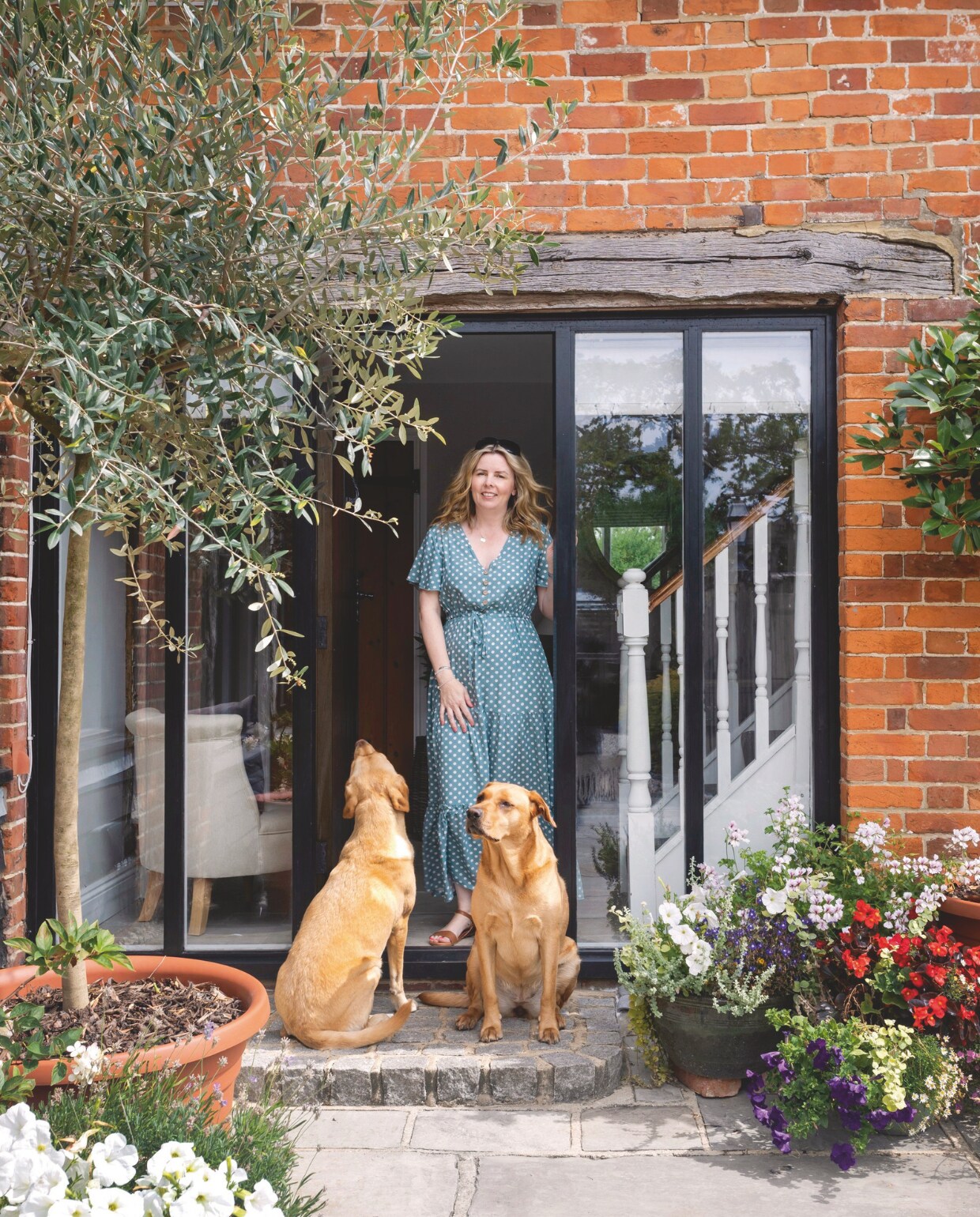 Natasha met haar twee honden vtwonen Landelijk 03-2025 | fotografie Richard Gadsby | productie House of Pictures