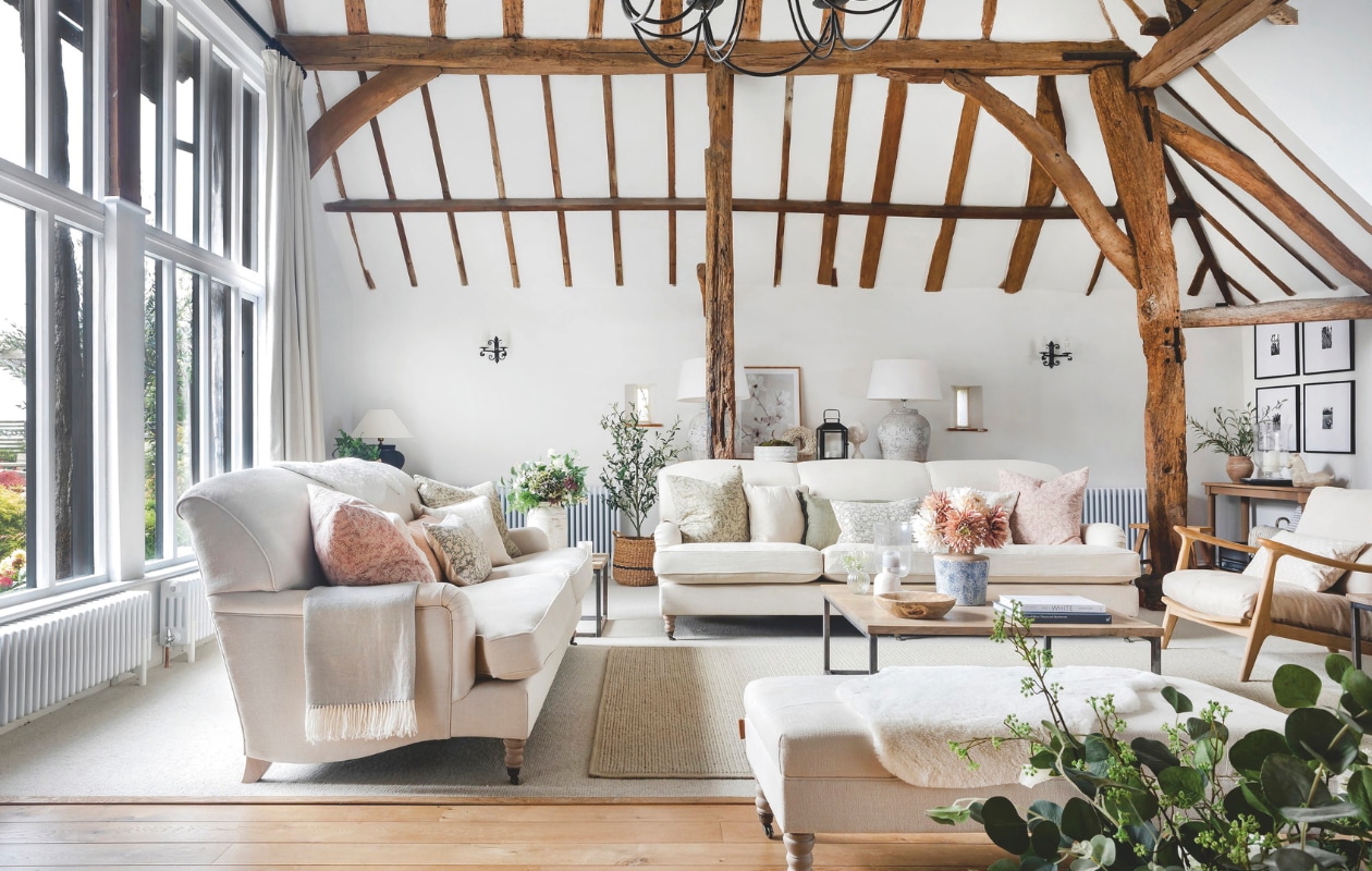 Muurverf White Cotton van Dulux. Banken Neptune. Vergelijkbare kussens Claudi. Houten stoel Loaf. Salontafel Rcc Furniture. vtwonen Landelijk 03-2025 | fotografie Richard Gadsby | productie House of Pictures
