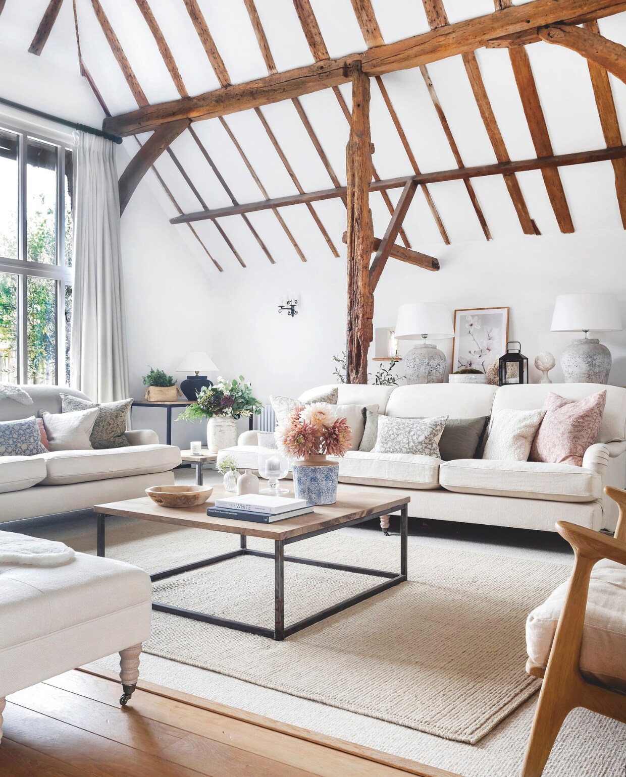 Muurverf White Cotton van Dulux. Banken Neptune. Stoel Loaf. Dressoir achter bank The Cotswold Company. Salon-tafel Rcc Furniture.Tafellampen met stenen voet CharlesTed Home. vtwonen Landelijk 03-2025 | fotografie Richard Gadsby | productie House of Pictures