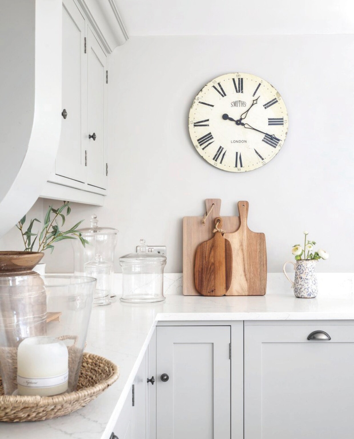 Accessoires vintage. Potten The Cotswold Company. vtwonen Landelijk 03-2025 | fotografie Richard Gadsby | productie House of Pictures