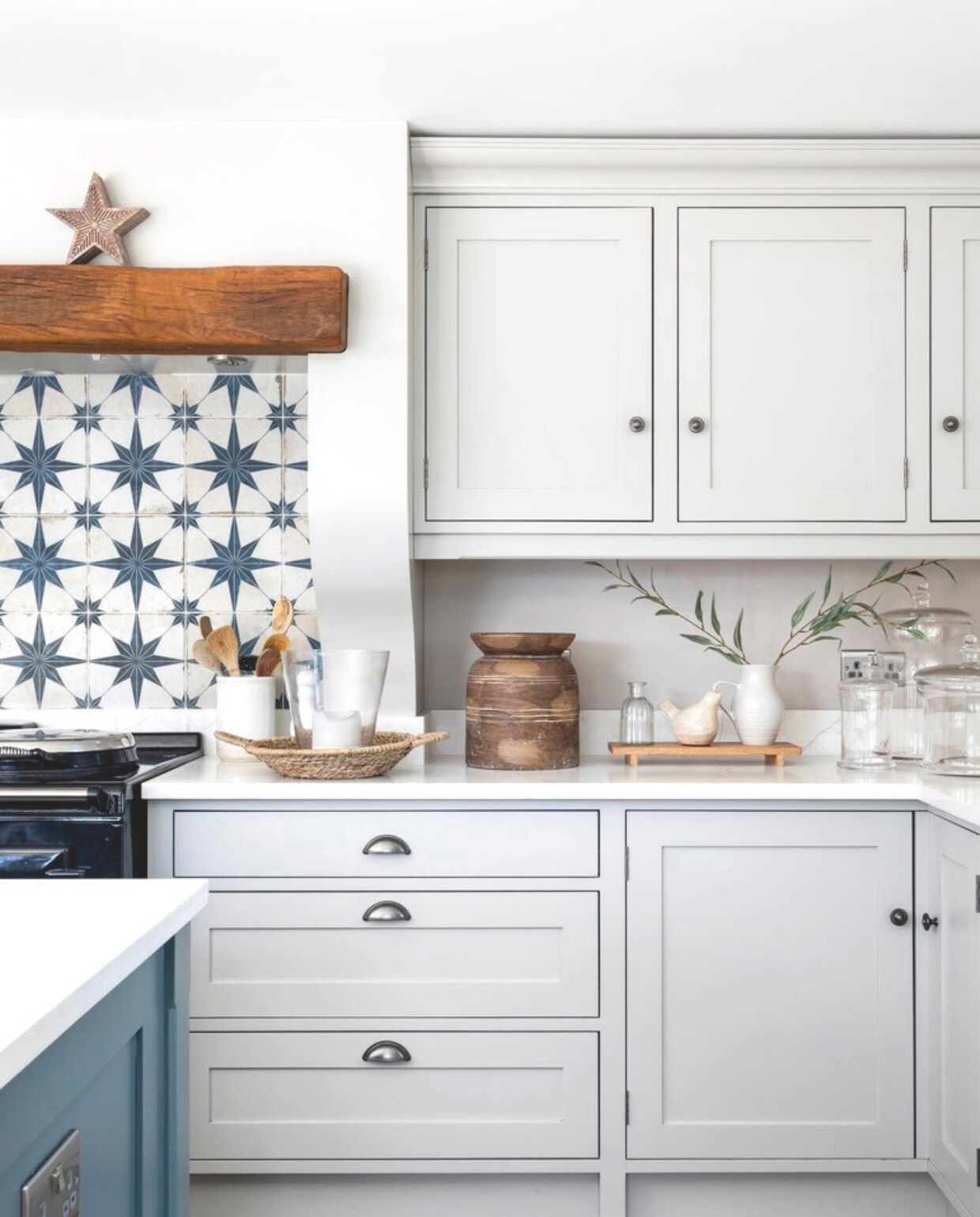 Kasten in kleur Pavilion Grey van Farrow &amp; Ball. vtwonen Landelijk 03-2025 | fotografie Richard Gadsby | productie House of Pictures
