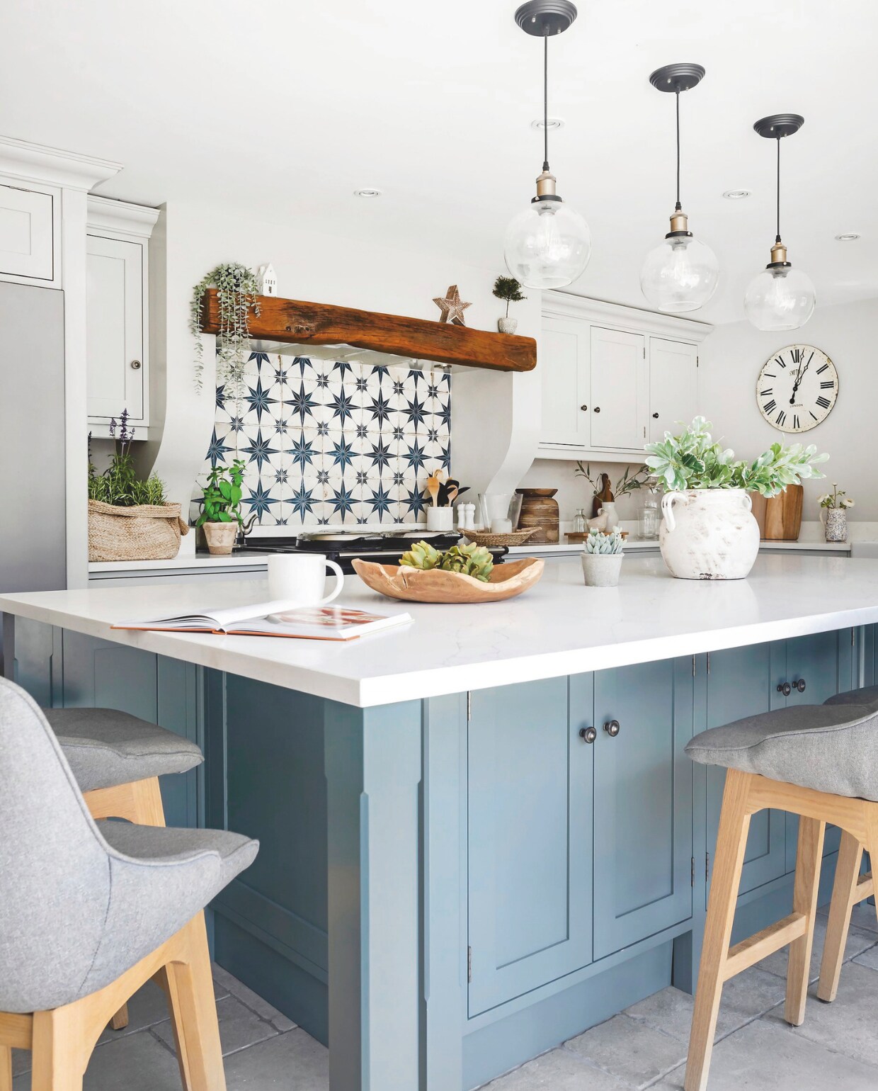 Op maat gemaakte keuken Handmade Kitchens in Kent. Fornuis Aga. Keuken eiland in kleur De Nimes van Farrow &amp; Ball. Werkblad Quartz Alaska Bianca van Pure Quartz. Wandtegels Porcelain Superstore. vtwonen Landelijk 03-2025 | fotografie Richard Gadsby | productie House of Pictures
