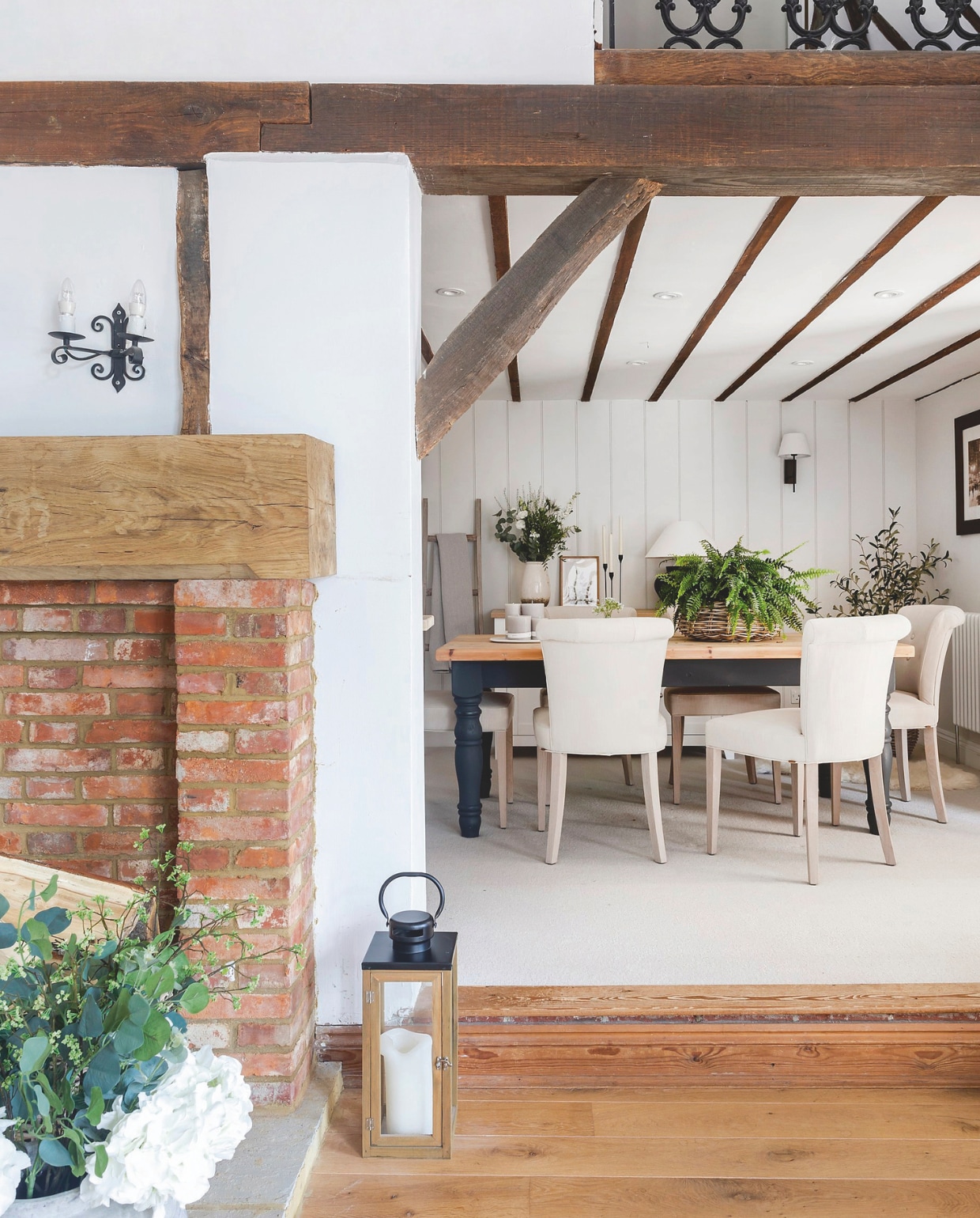 De eettafel en stoelen hebben ze al jaren. Vergelijkbare tafel Rombouts Meubelmakerij. Vergelijkbare stoelen Rivièra Maison. vtwonen Landelijk 03-2025 | fotografie Richard Gadsby | productie House of Pictures