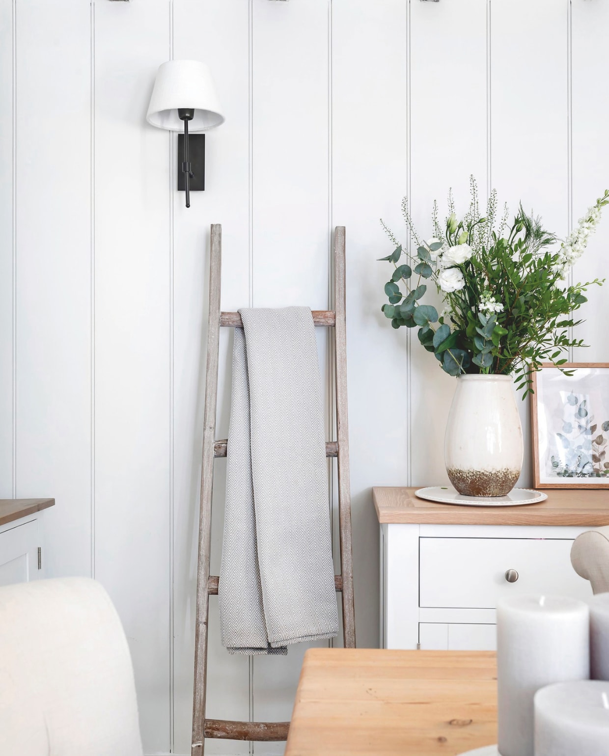 Bloemen uit eigen tuin. Trap vintage. Vergelijkbare lamp Lior &amp; Clé. vtwonen Landelijk 03-2025 | fotografie Richard Gadsby | productie House of Pictures