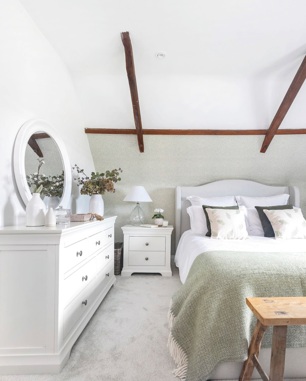 Behang William Morris. Bed Dusk. Ladekast en nachtkastjes The Cotswold Company. vtwonen Landelijk 03-2025 | fotografie Richard Gadsby | productie House of Pictures