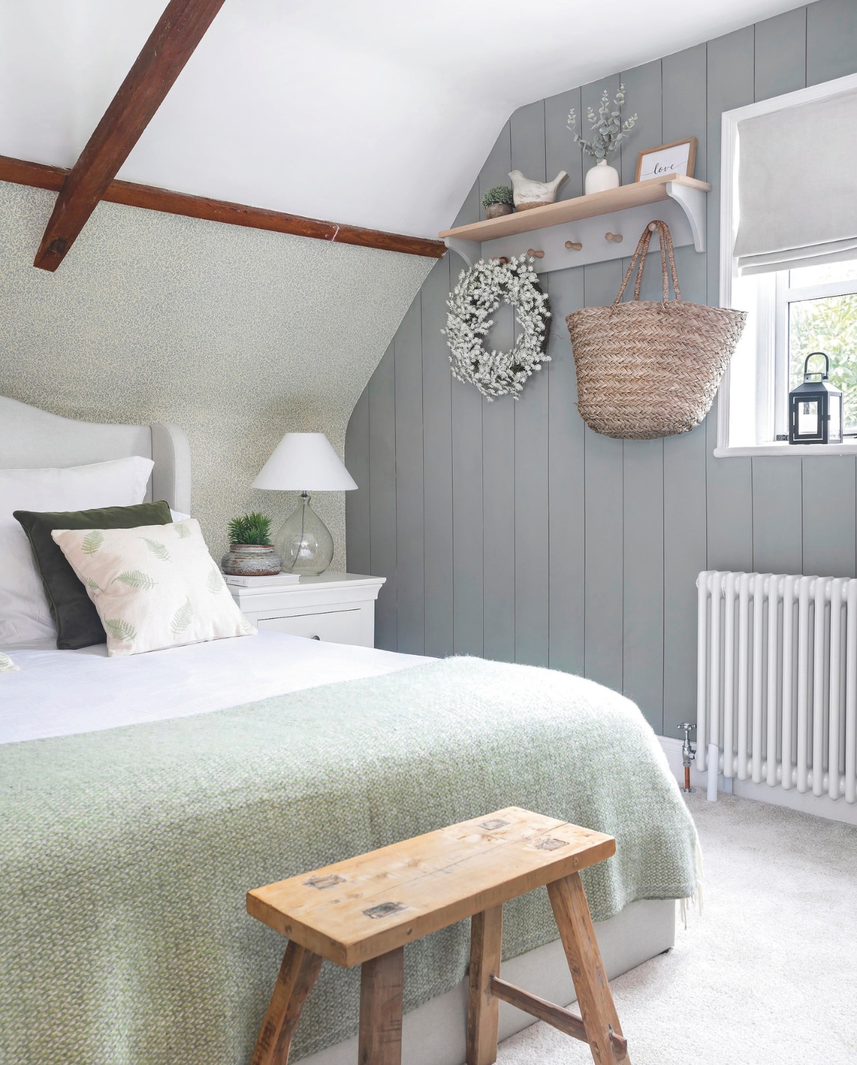 Houten wandbetimmering kleur Pigeon van Farrow &amp; Ball. Plank met haken The Cotswold Company. vtwonen Landelijk 03-2025 | fotografie Richard Gadsby | productie House of Pictures