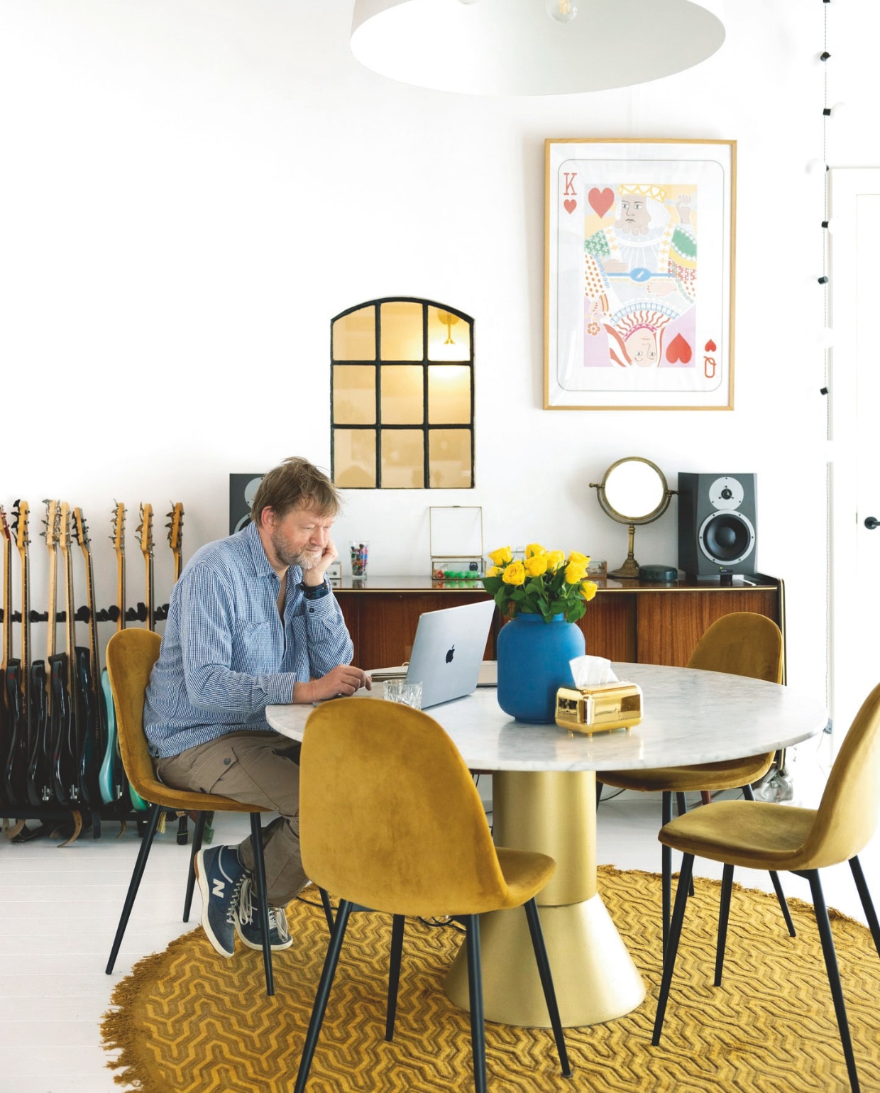 Tafel en dressoir Marktplaats. Lamp Paardekooper-Hulst.  Eetkamerstoelen en glazen box Twenty Two store. Vaas Heinen Delfts Blauw van Romy Kühne. Vloerkleed Bold Monkey. Kunstwerk eigen ontwerp Studio Pietje Precies. Spiegel vintage. vtwonen 03-2025 | fotografie Margriet Hoekstra