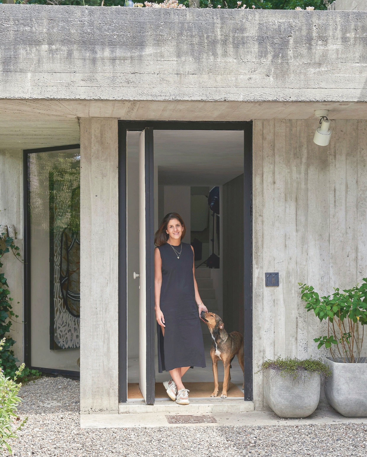 Interieurontwerper Catleen le Hardy samen met haar hond. vtwonen stijlvol 03-2025 | Fotografie Mr. Frank |Tekst Tanne Donjacour Gielen