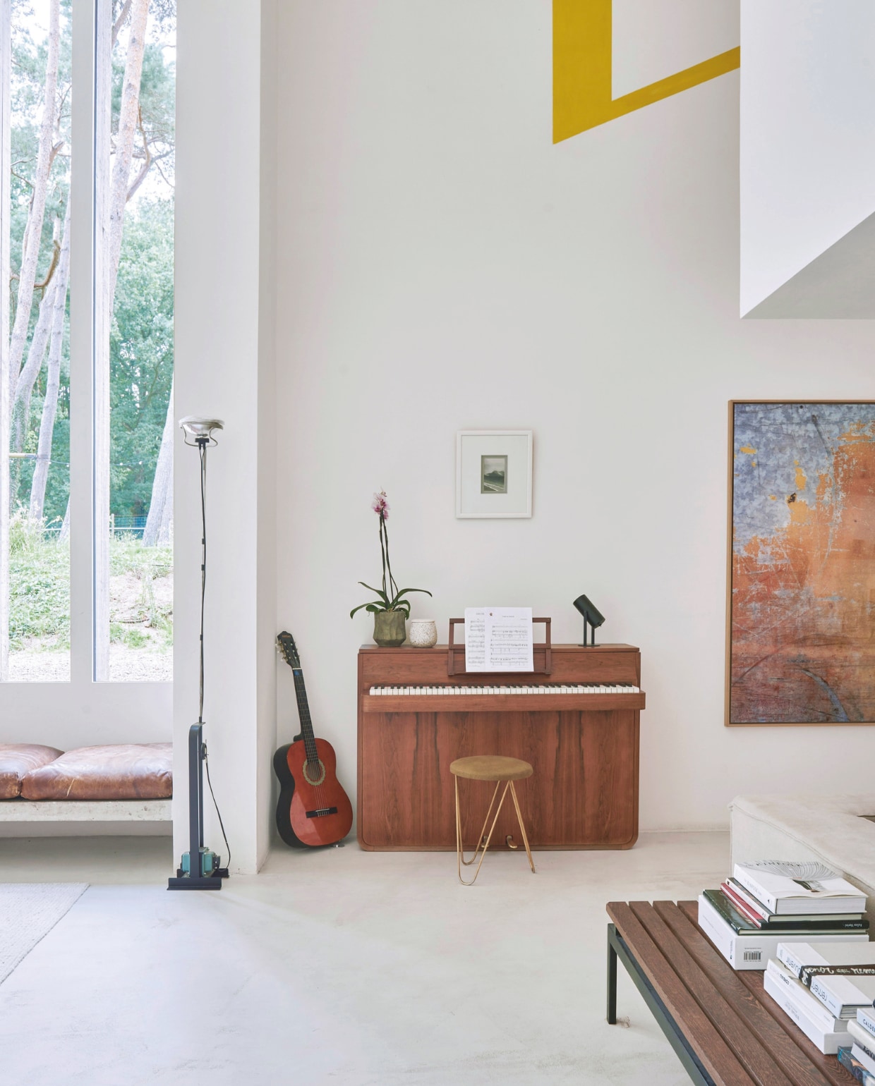 Vintage piano van Louis Zwicki, kruk Le Corbusier, vloerlamp Toio van Flos, ingelijste foto van de vader van Catleen. vtwonen stijlvol 03-2025 | Fotografie Mr. Frank |Tekst Tanne Donjacour Gielen
